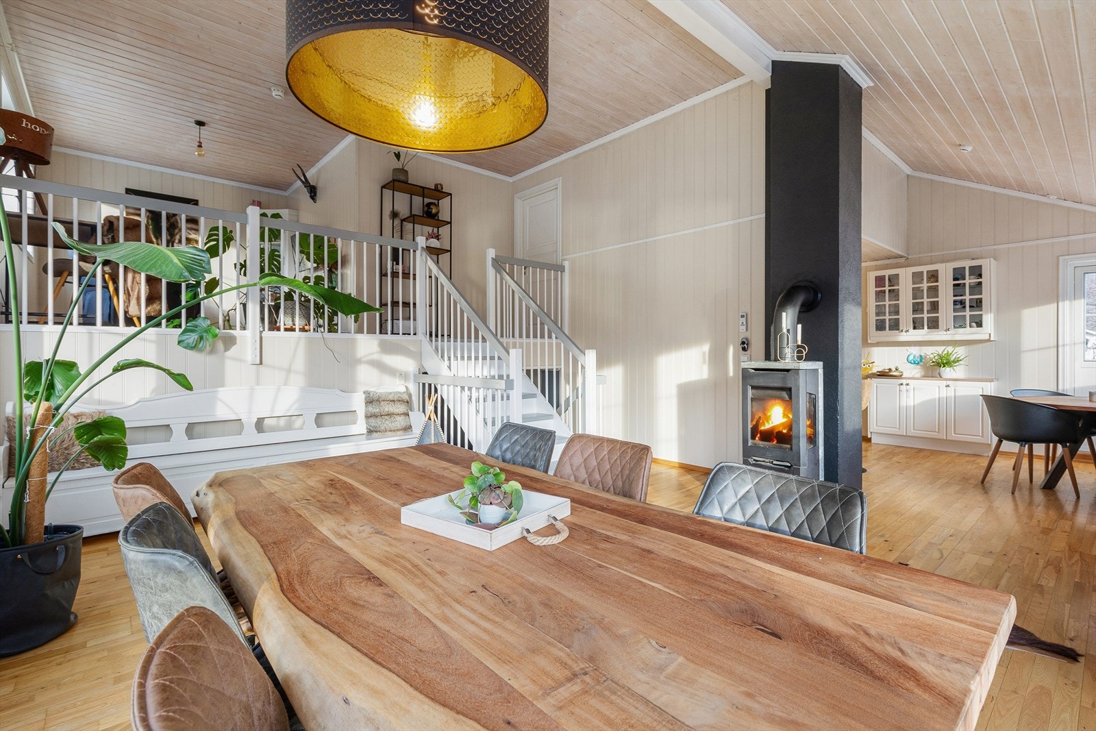 Bevegar ein seg vidare opp eit plan møter ein ei romsleg spisestove med vidare tilkomst til ei ekstra tv-stove, soverom og bad. Galleribilde