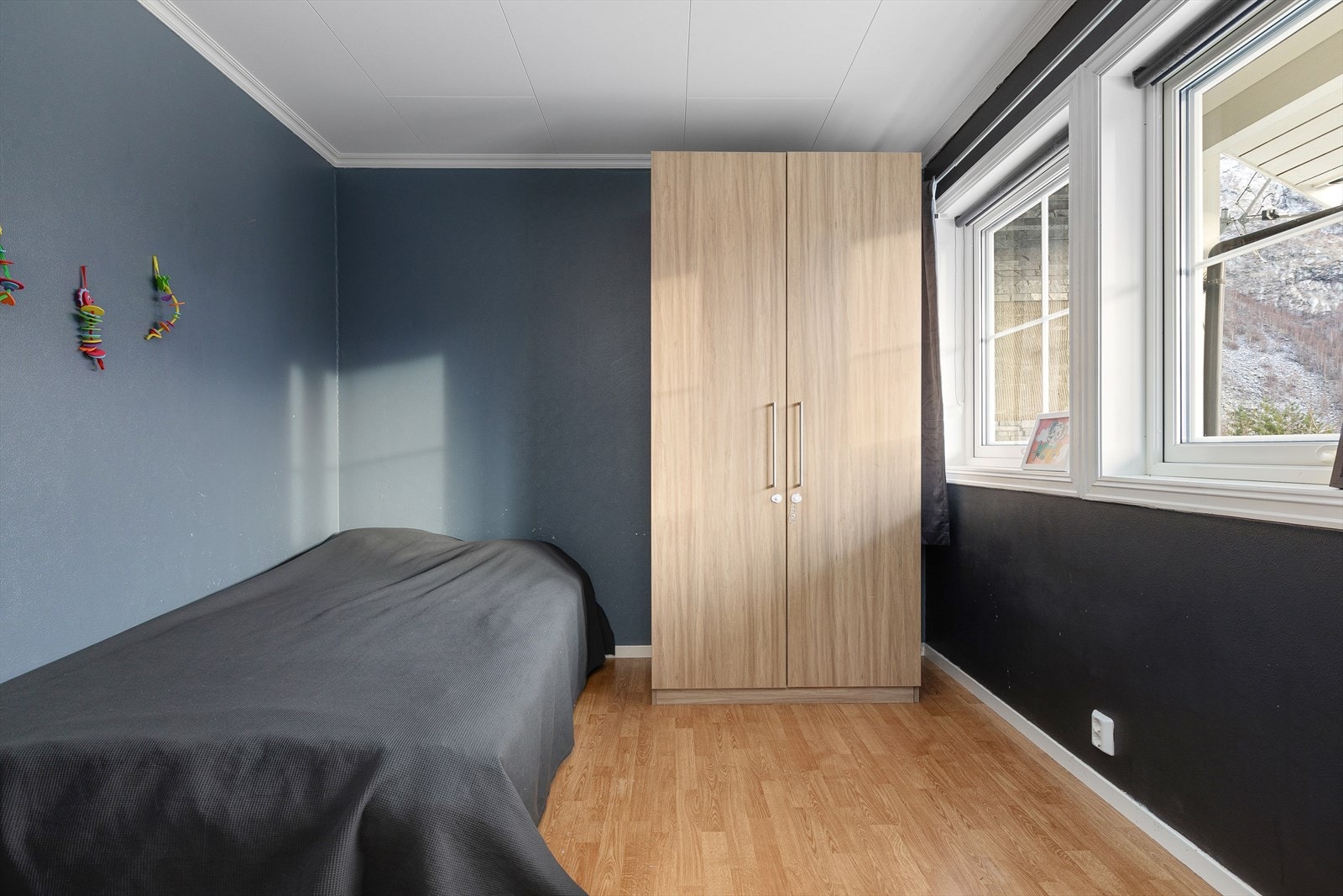 Frå eit av soveromma er det også tilkomst til bod/garderobe. Galleribilde