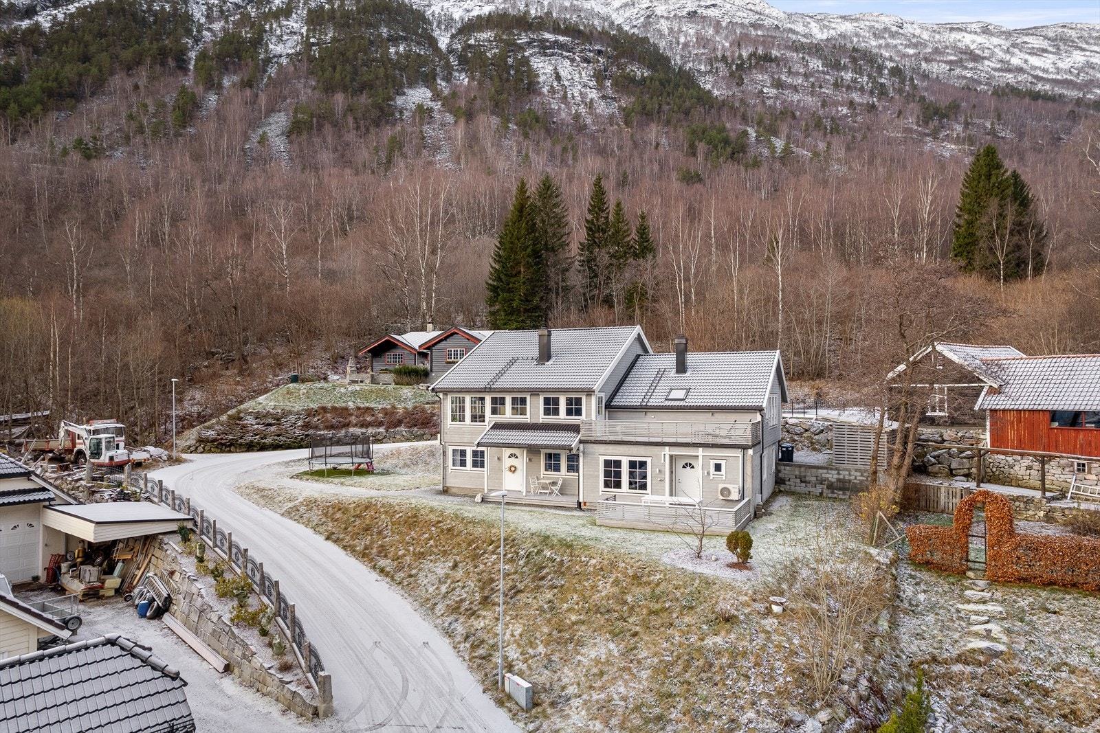 Bustaden går over fire plan med romslege opphaldsrom, fem soverom og to bad. Tilhøyrande bustaden er det også utleigeleilegheit på totalt 74 m2 med open stove/kjøkken, to soverom, bad og godt med bodplass. Galleribilde