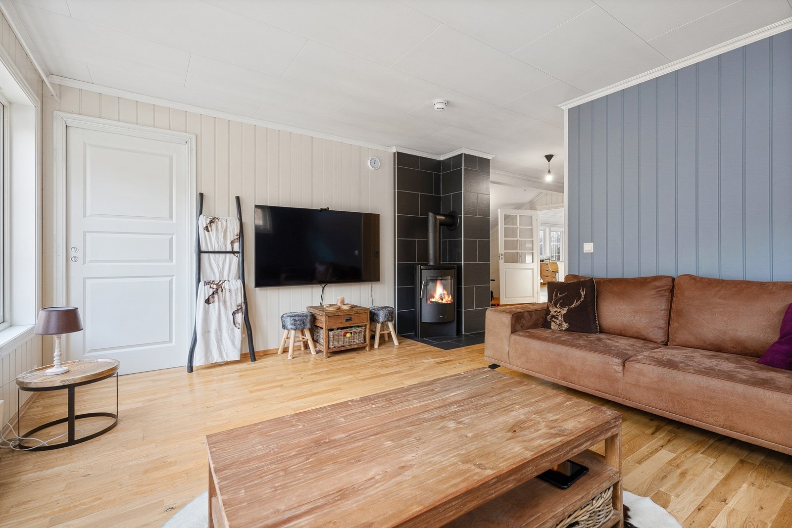 I stova har me ein stor og flott peis som varmer godt, denne er med på å skape lun og koselig stemning på vinterhalvåret. Galleribilde