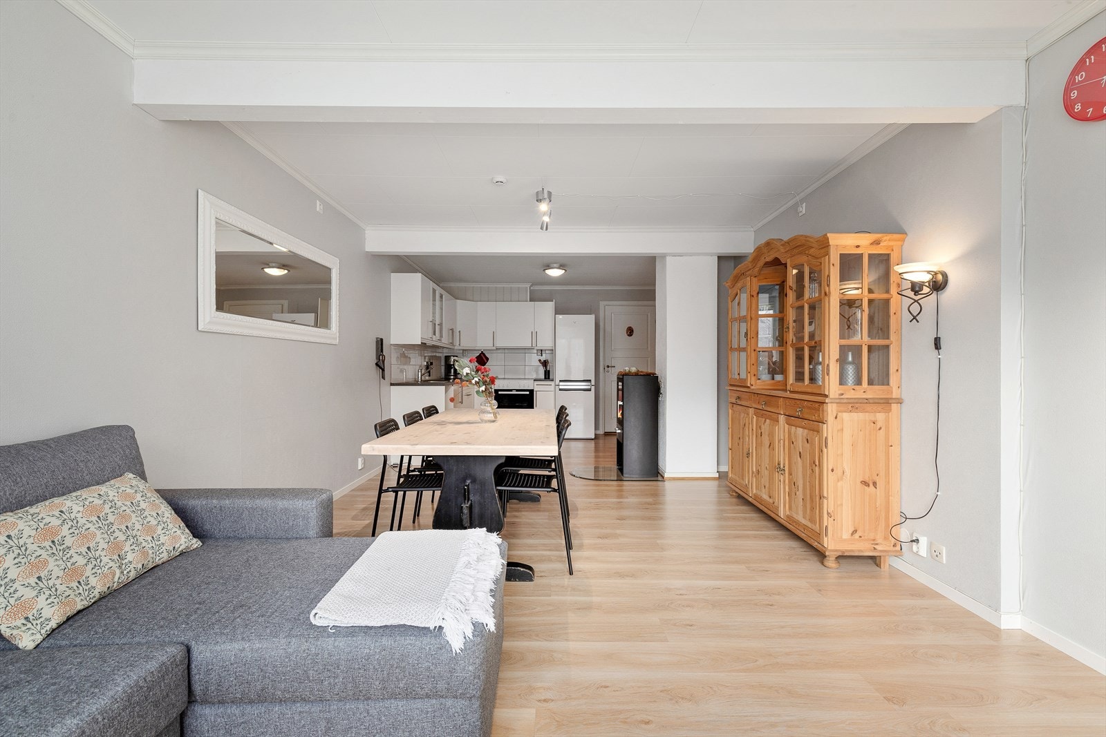 Stova er romsleg med plass til spisebord og sofagruppe. Galleribilde