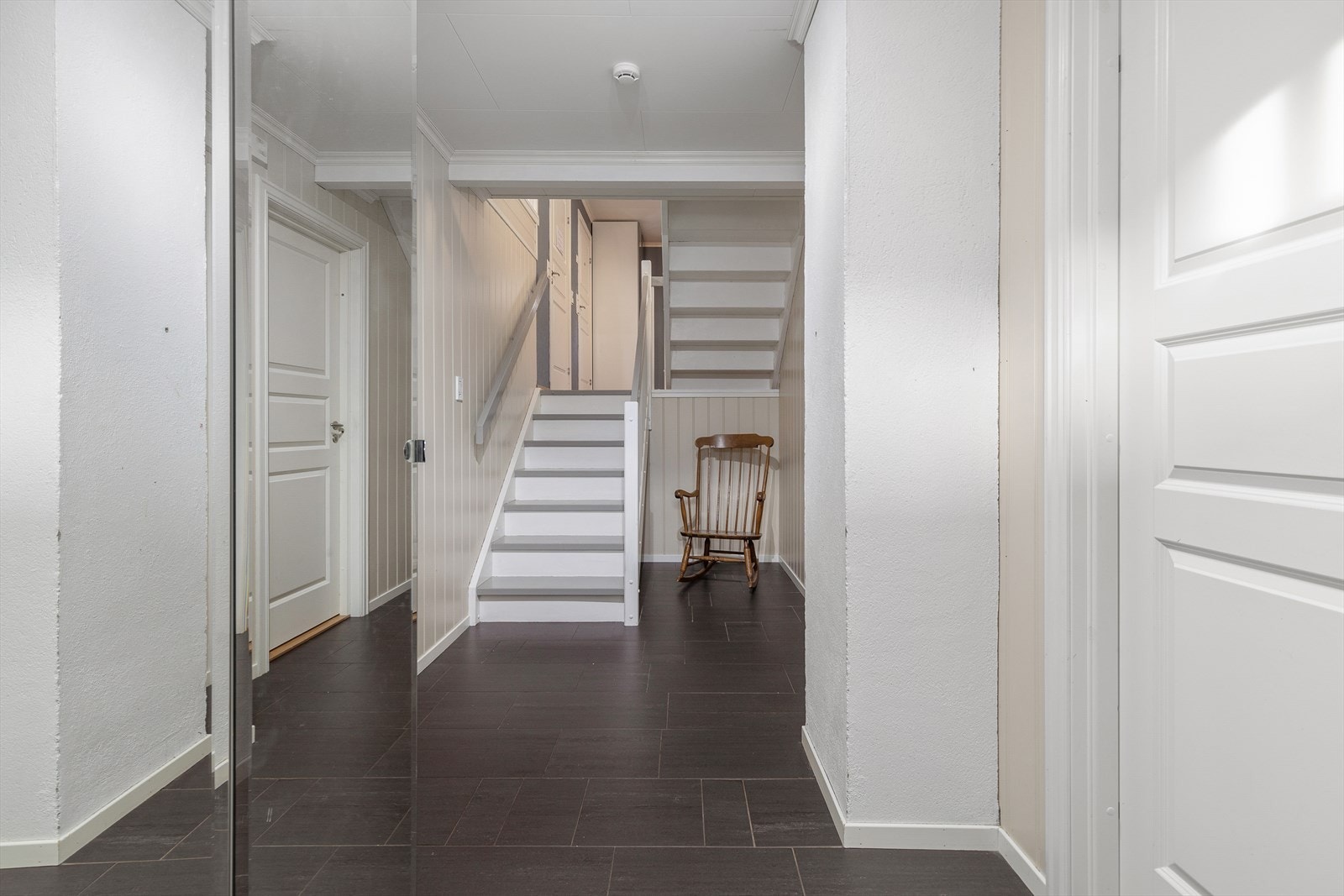 Det første som møter deg er ein hyggjeleg entre med god plass til å henge fra seg yttertøy og sette fra seg sko. Galleribilde