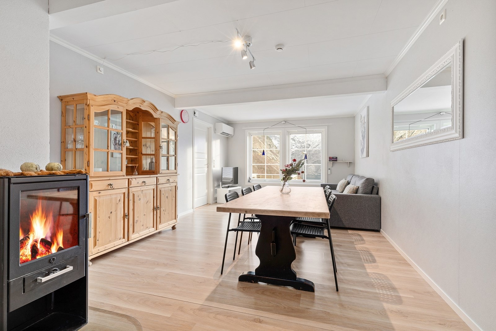 Av oppvarmingskjelder har rommet både vedovn og varmepumpe. Galleribilde