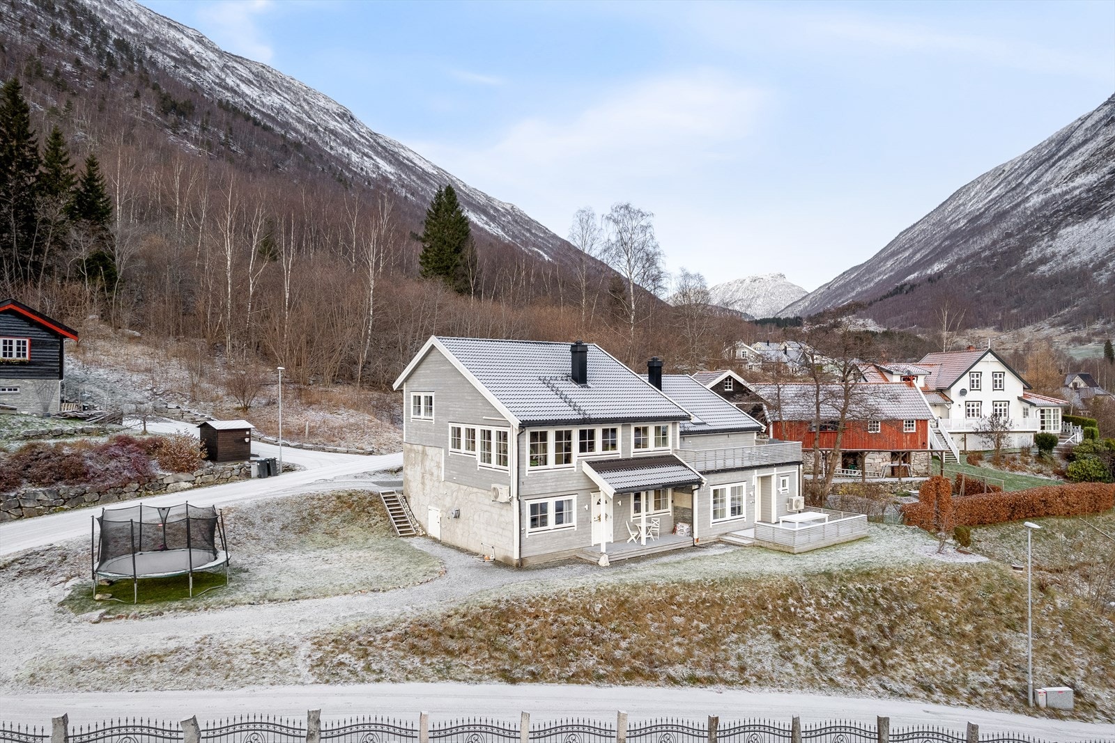 Tomta er fint opparbeida med grus i oppkøyrsel og romsleg grøntareal. Lange, rolege fridagar kan tilbringast i naturskjønne omgivelsar, gjerne menst barna kosar seg i nærleiken. Galleribilde