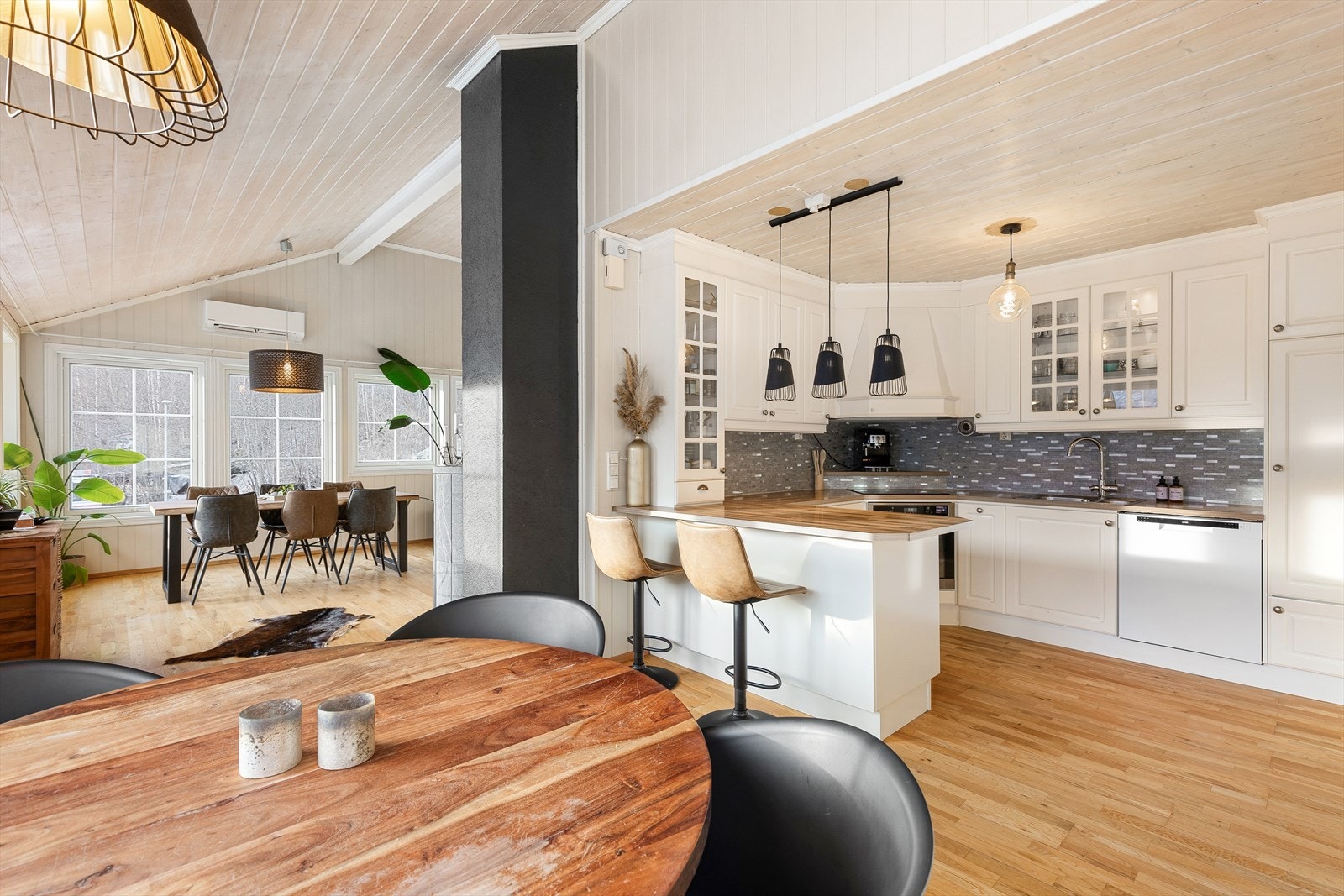 Ein fin, familievennleg og innflyttingsklar einebustad med god standard og familievennleg beliggenheit i Seimsdalen. Galleribilde