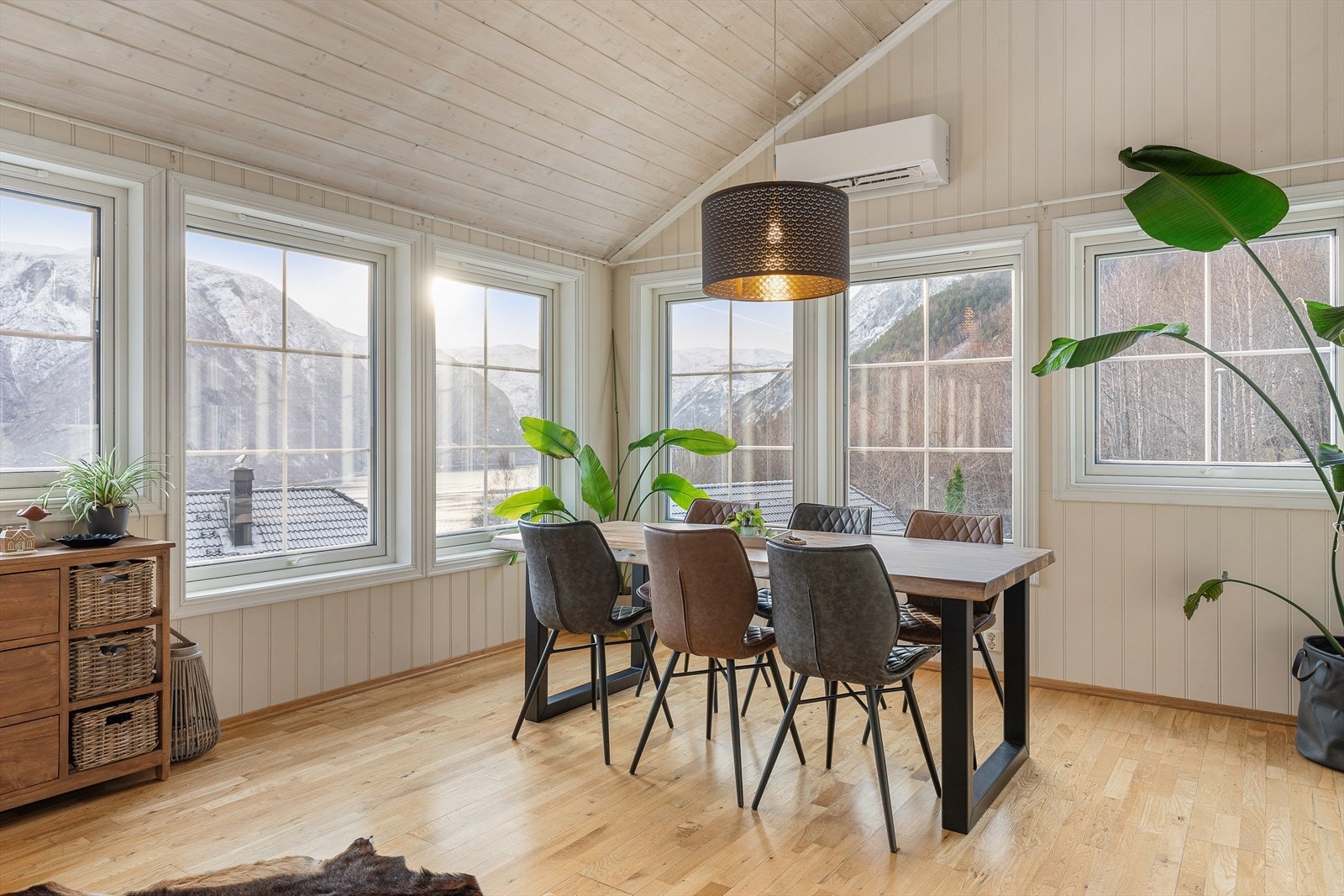 Romsleg spisestove med plass til eit godt og stort spisebord. Rommet er adskilt fra både kjøkken og tv-stove, og her kan mange koselige måltid med familie og venner nytast. Galleribilde