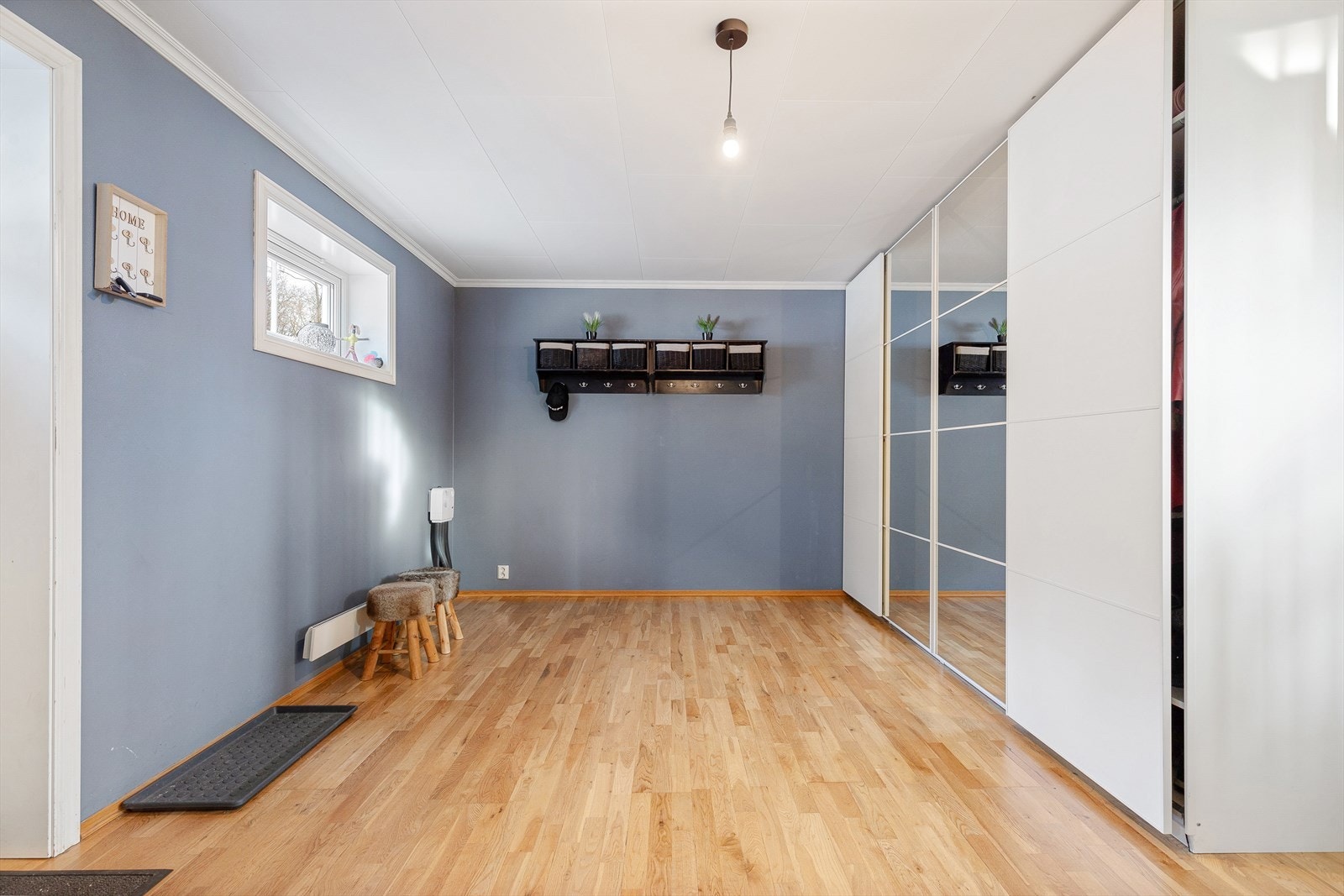 Bevegar ein seg opp eit plan finn me toalett og grovgang med skyvedørsgarderobe og godt med plass til oppbevaring. Galleribilde