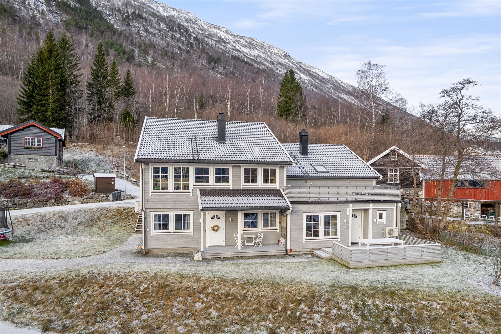 Bustaden har tilhøyrande leilegheit som idag blir nytta som uteleigeleilegheit. Galleribilde