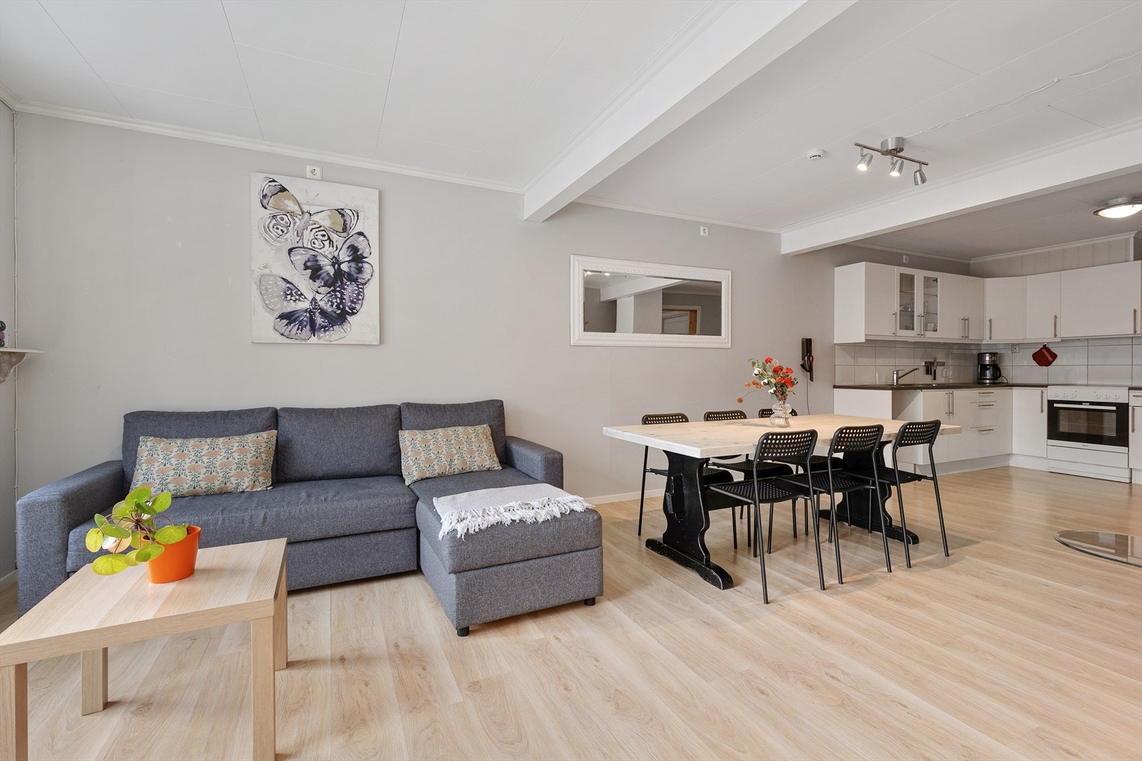 Leilegheita inneheld gang, stove, kjøkken, bad, to soverom og bod.
Kjøkken med god skåpplass og inneheld det ein treng, komfyr, kjøleskåp og vask. Galleribilde