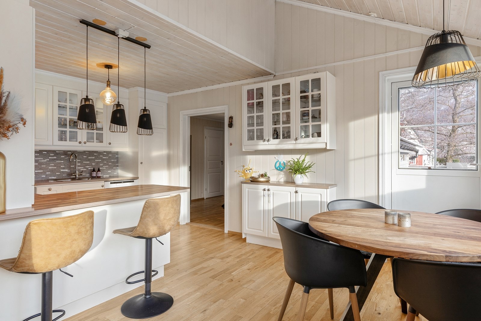 Kjøkkenet har innreiing med profilerte frontar og benkeplate i laminat. Galleribilde