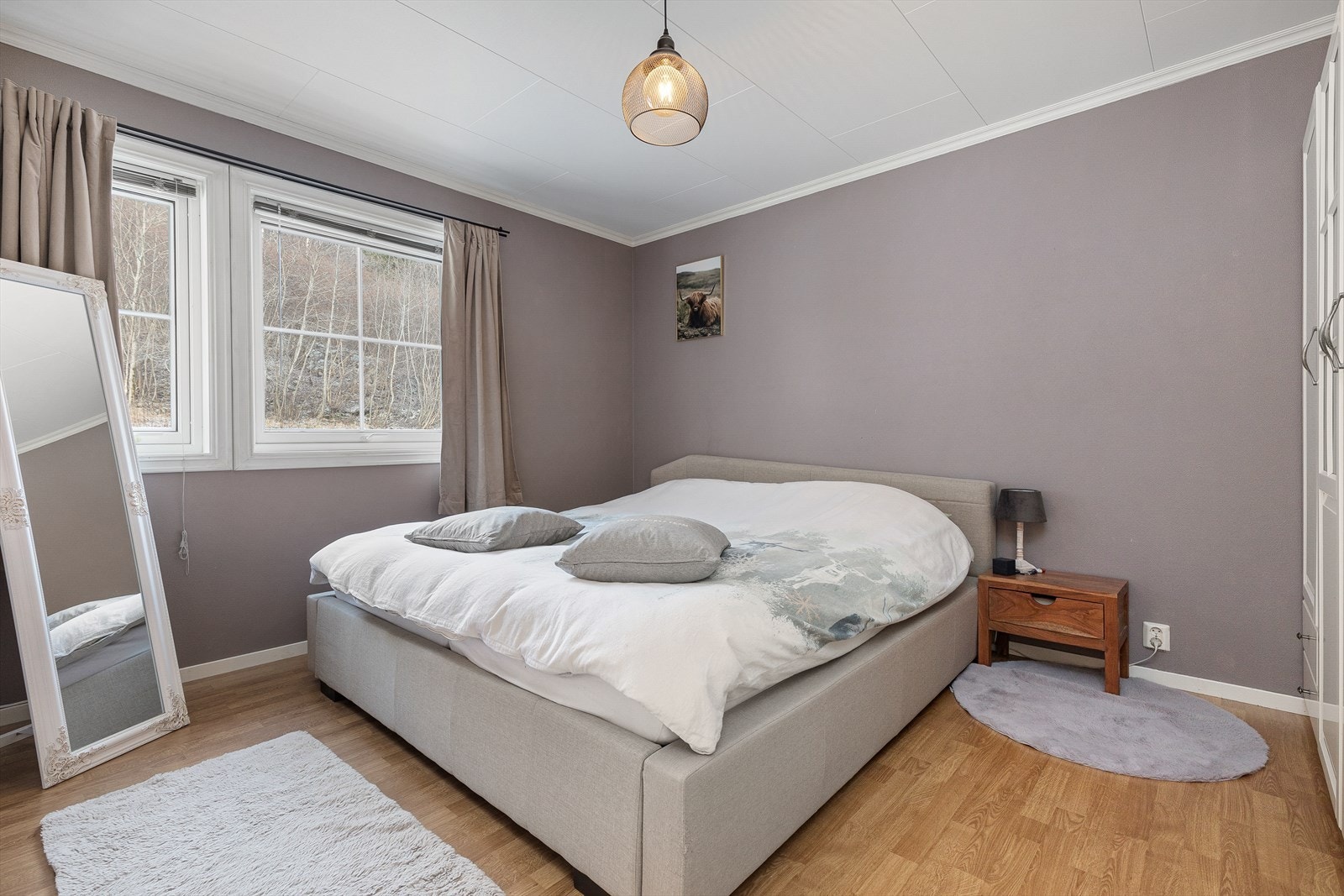 Romsleg soverom med plass til både seng og garderobe. Fra soverommet er det vidare tilkomst til badet. Galleribilde