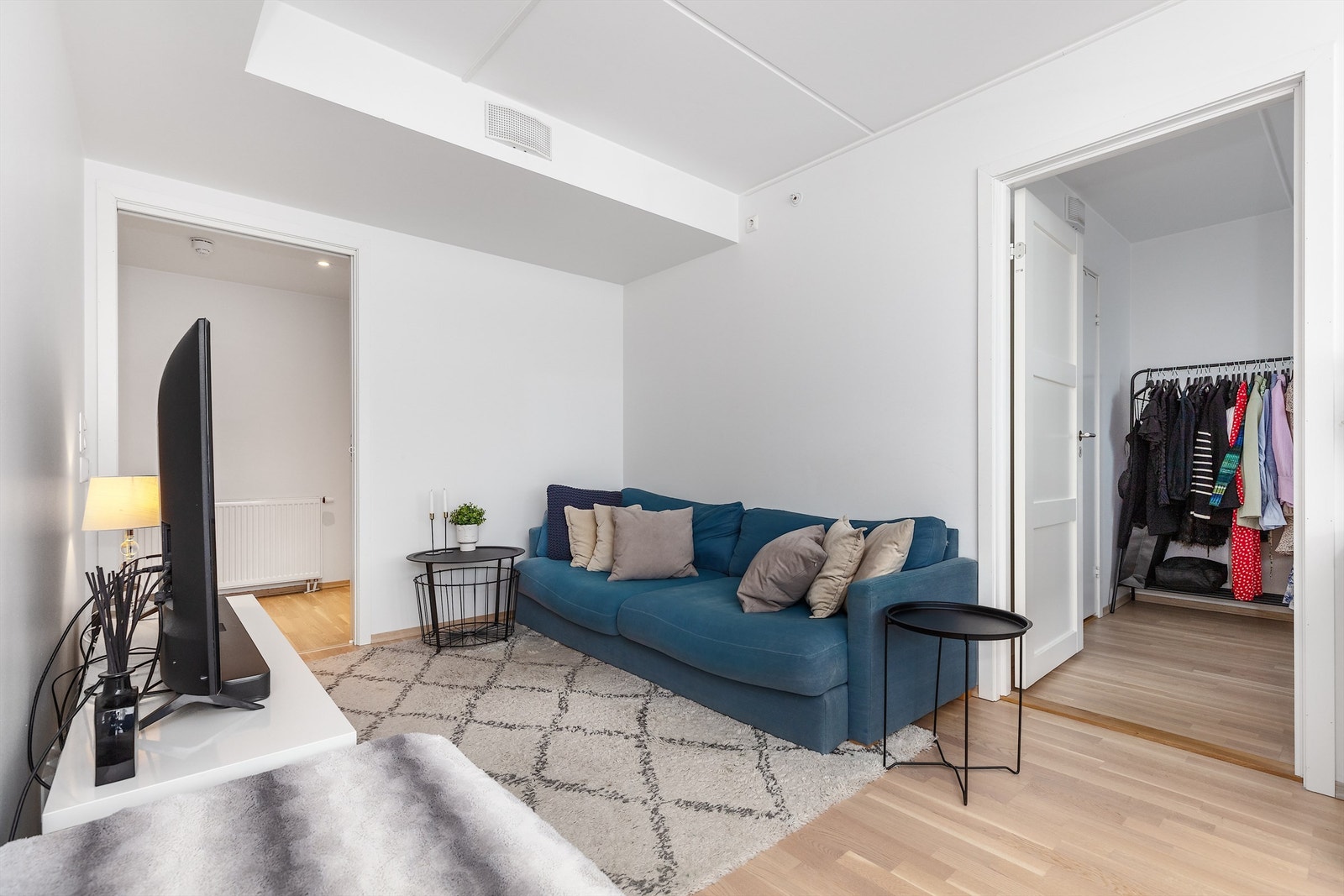Fra entreen kommer du inn til stuen og kjøkken. Galleribilde