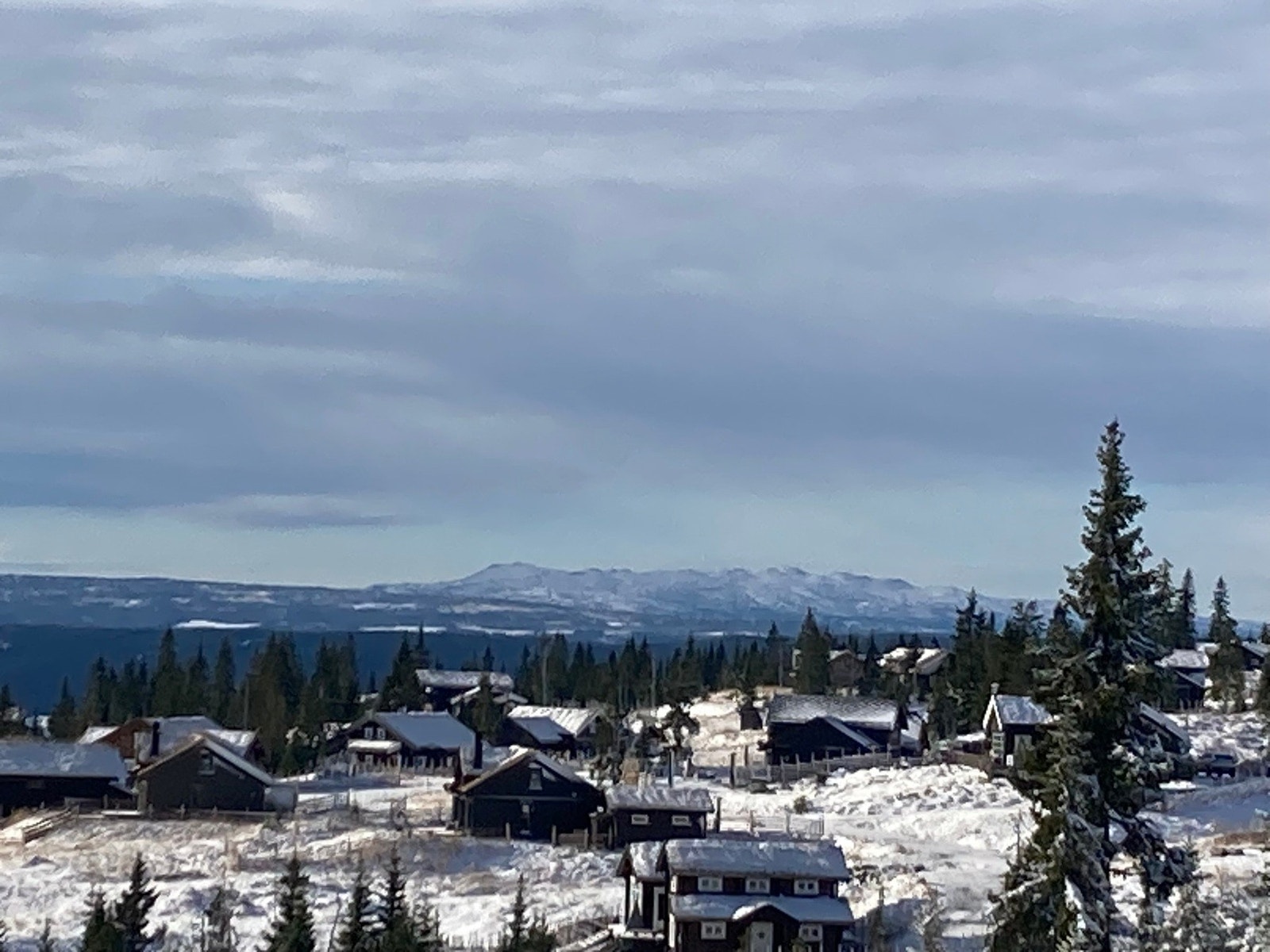 Hytteområdet nedenfor i sørvest med Synnfjellmassivet i bakgrunnen. Galleribilde