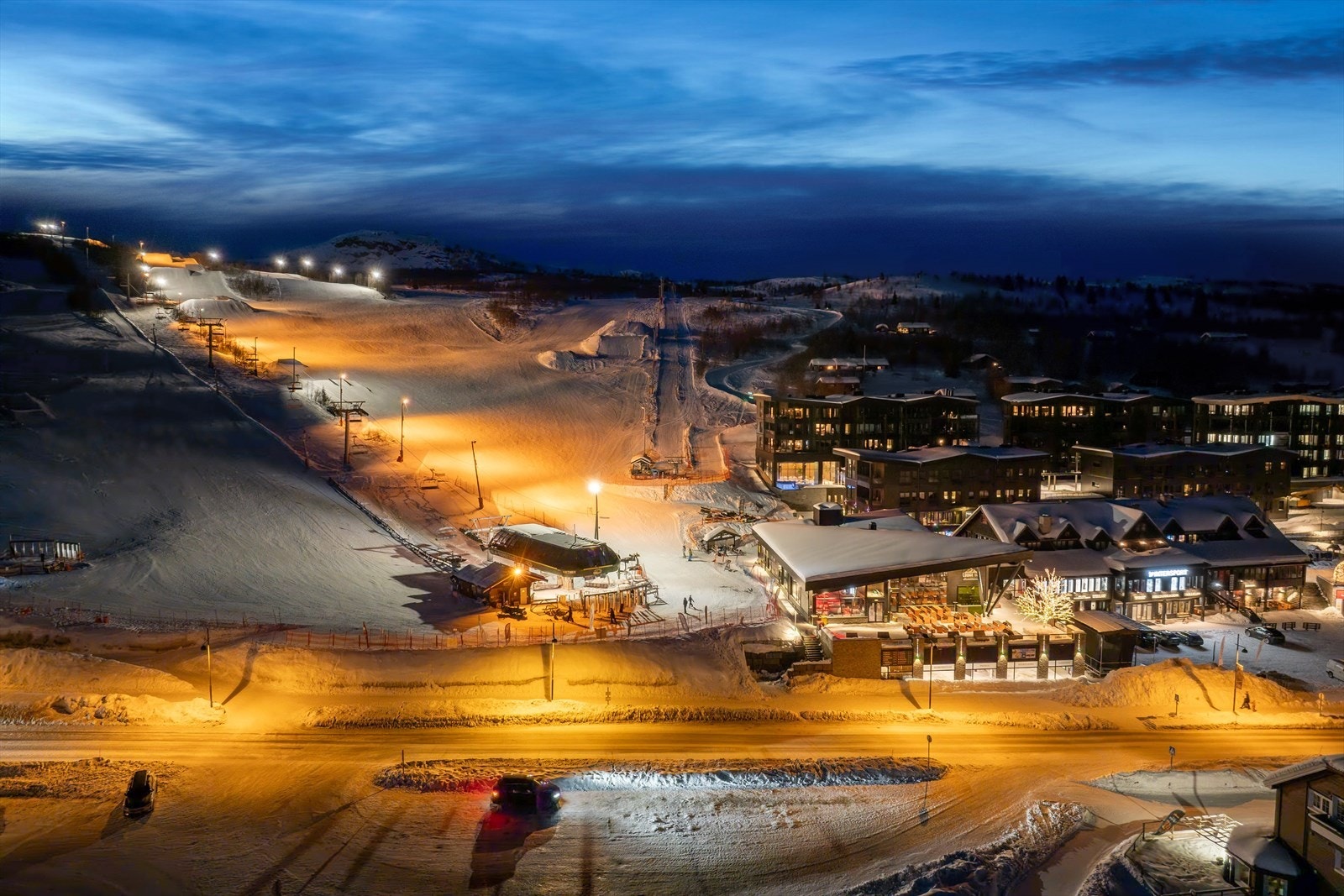 Her er det milevis med skiløyper og flere skiheiser. Her har du diverse fasiliteter som restaurant, svømmebasseng, spillerom etc. Galleribilde