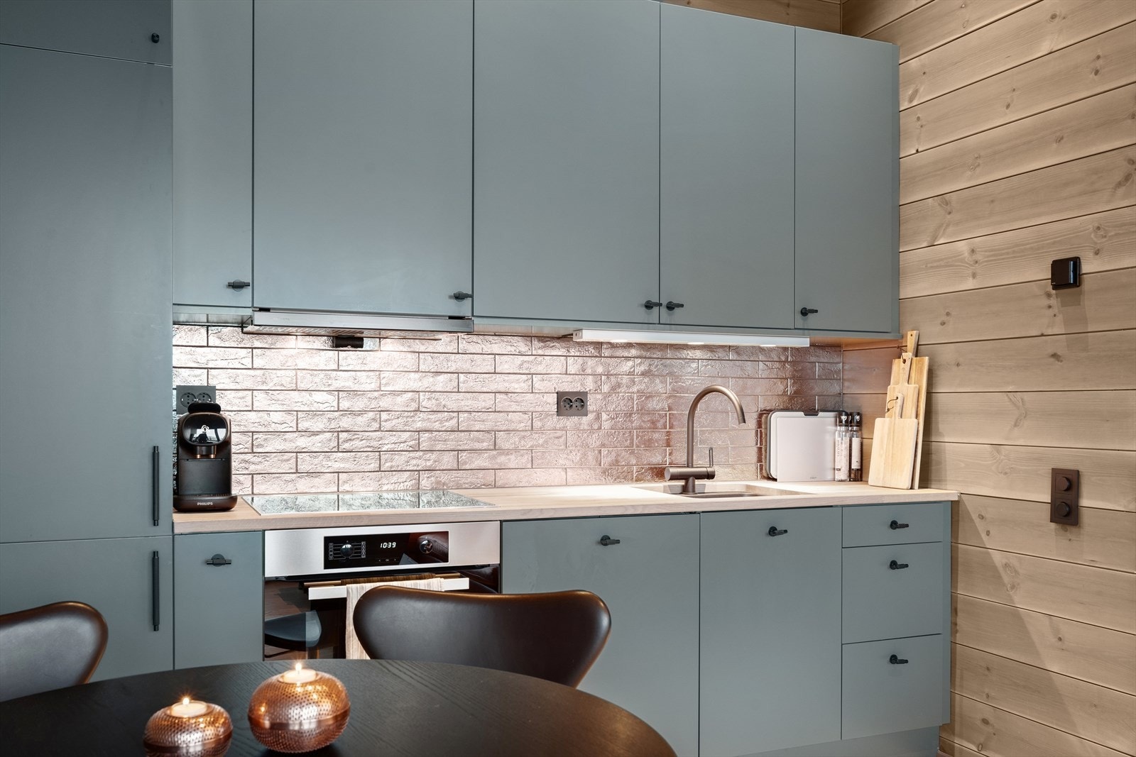 Stilren kjøkkeninnredning med malte glatte fronter. Godt med skap-/benkeplass. Galleribilde