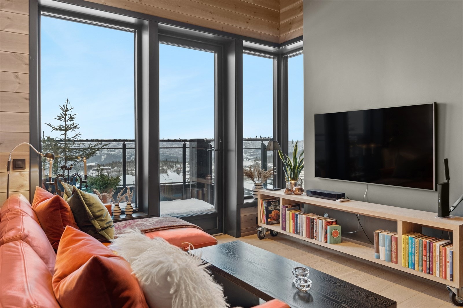 Flott stue med store vindusflater som gir mye naturlig lysinnslipp og bidrar til en behagelig romfølelse. Galleribilde