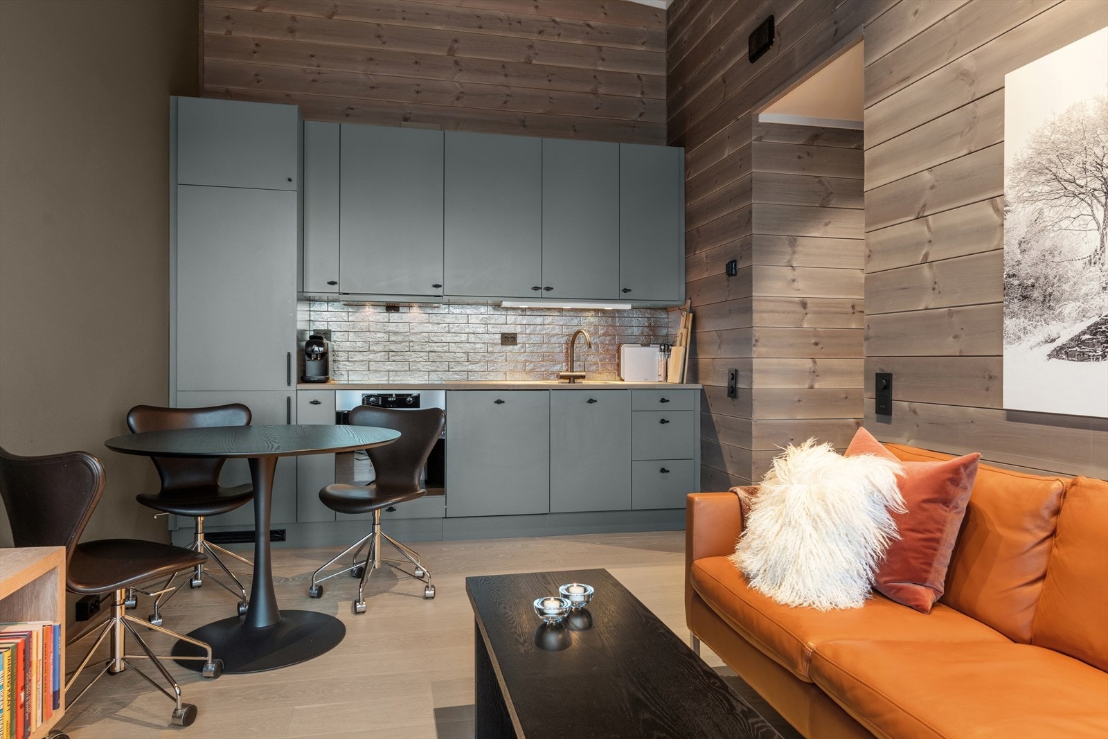 La lyset strømme fritt gjennom rommet. Harmoniske farger og møbler som binder stue og kjøkken sammen. En åpen løsning gir en følelse av romslighet og fellesskap. Galleribilde