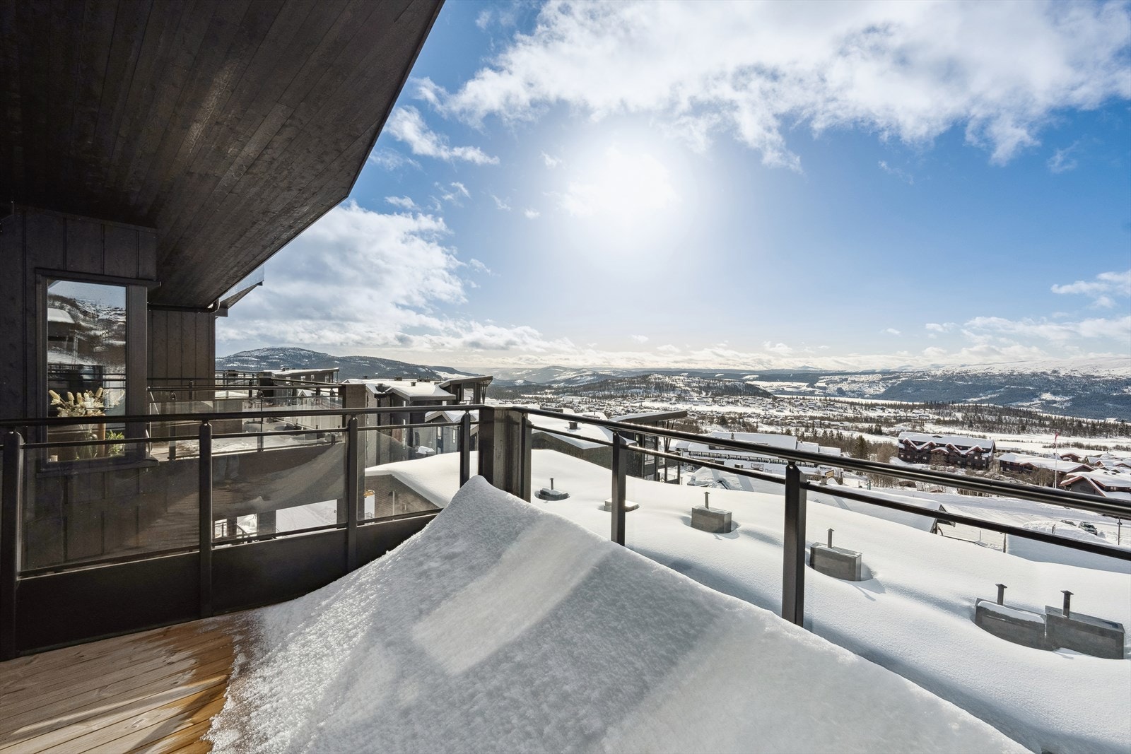 Unik beliggenhet midt i Beitostølen sentrum i gangavstand til alle fasiliteter. Galleribilde