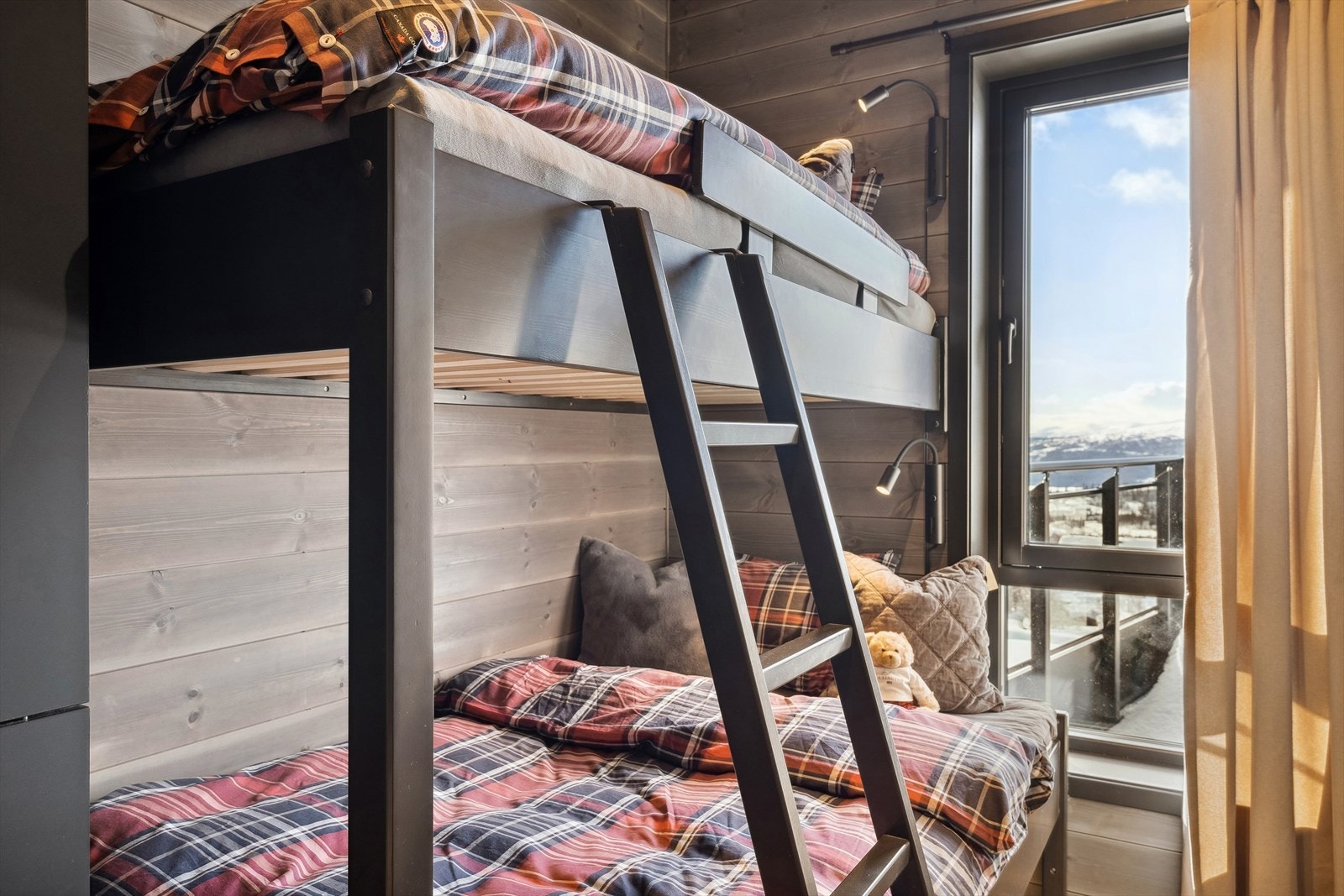 Koselig soverom med køyeseng. La barne dele rom og skape gode minner mens de sover i etasjer. Galleribilde