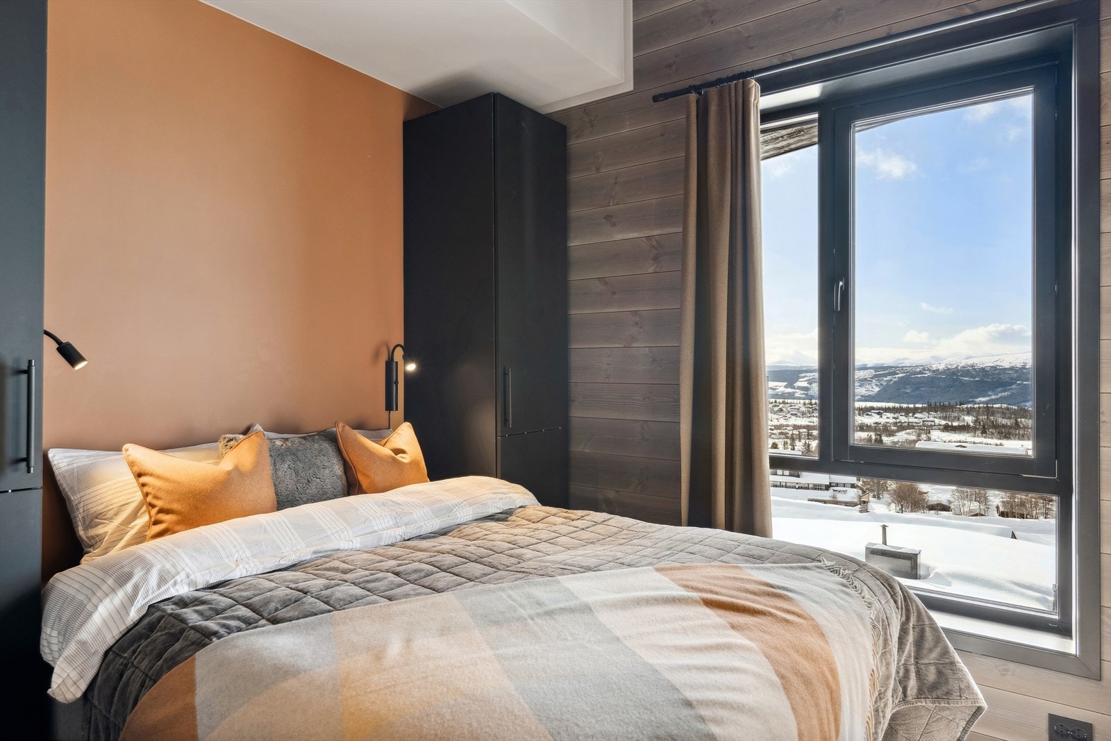 Pent soverom malt i dus og tidsriktig farge som bidrar til en avslappet og god atmosfære. Galleribilde