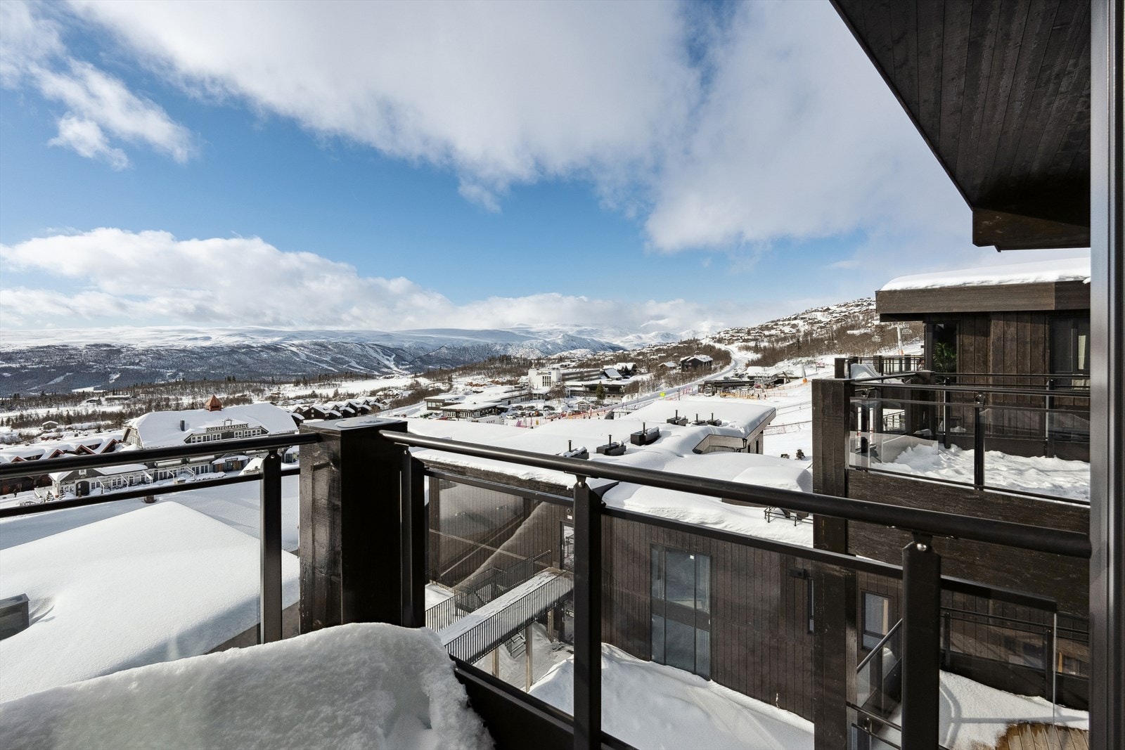 Fra verandaen med nydelig utsikt utover fjellheimen og Beitostølen med flotte turområder sommer som vinter. Galleribilde