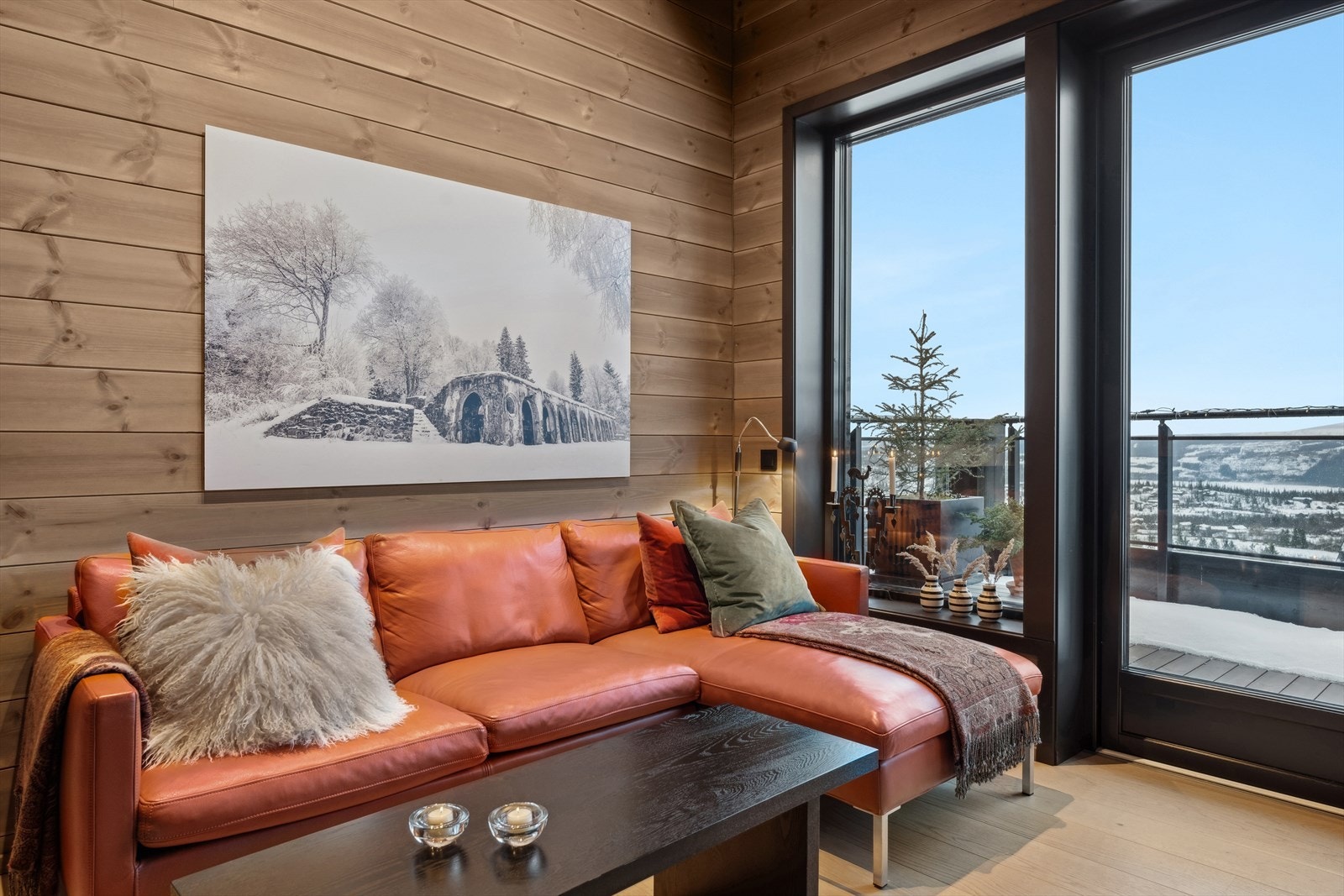 Med store vinduer får du ikke bare mer naturlig lys, men også en visuell forlengelse av rommet. La lyset strømme inn og gi deg en fantastisk utsikt over det flotte landskapet utenfor. Galleribilde