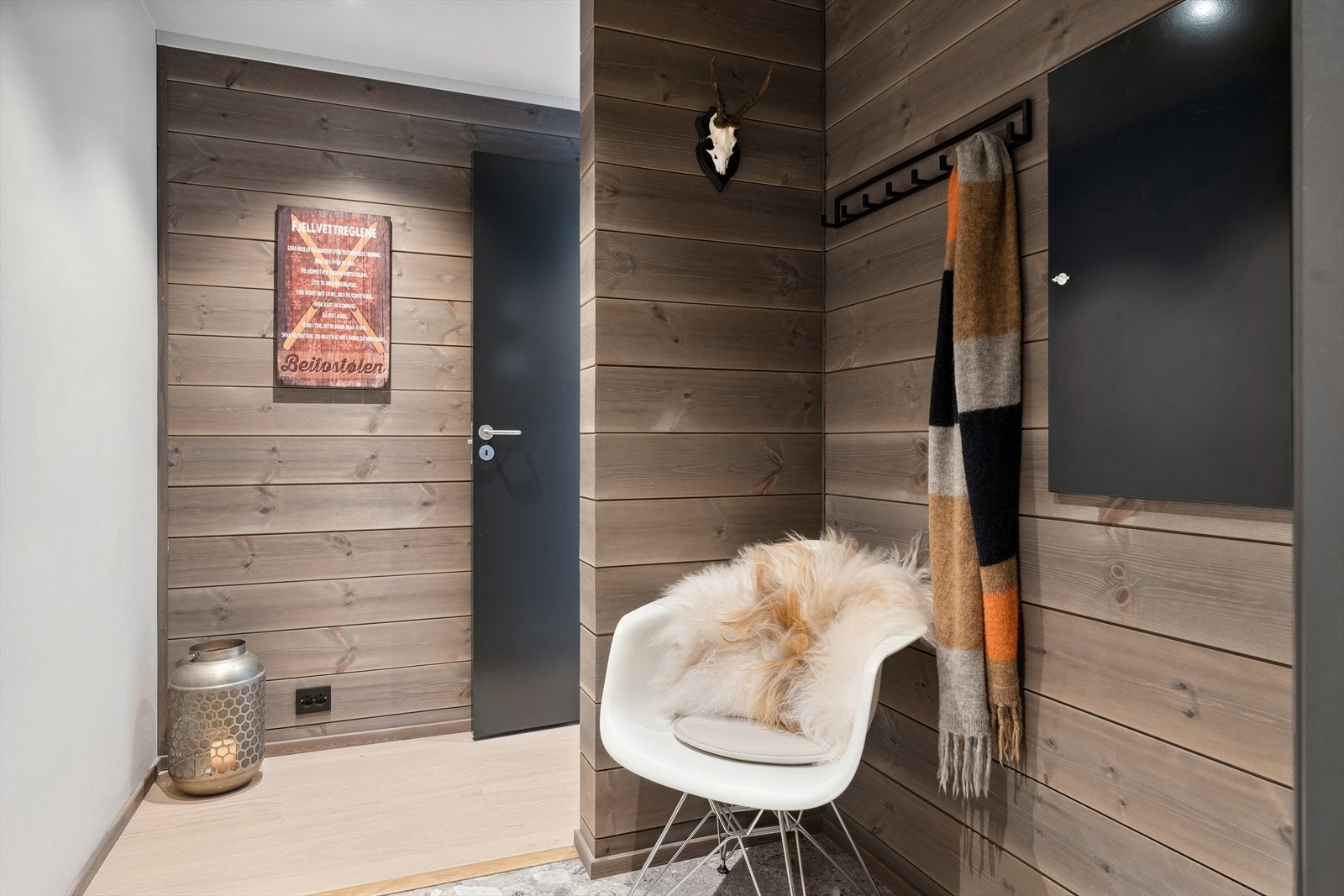 Velkommen inn til hyggelig visning. Koselig og lys entrè/gang som får deg til å føle deg hjemme fra første stund. Galleribilde