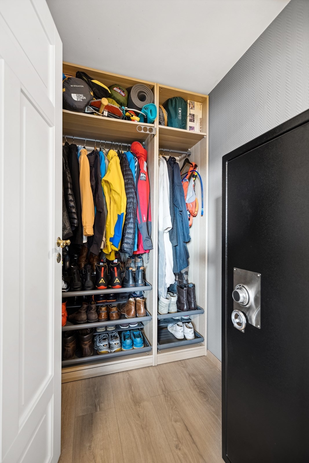 På soverommet har du også tilgang til et romslig walk-in closet som er praktisk plassert innerst i rommet. Galleribilde