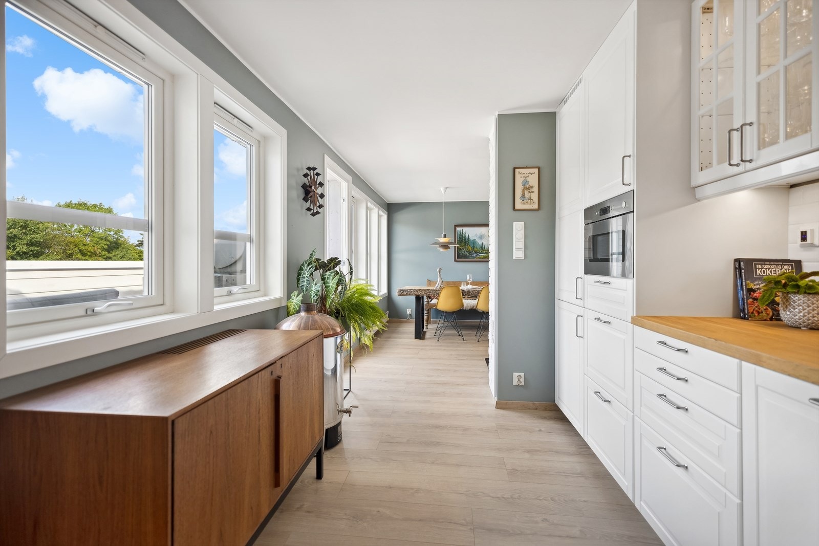 Den praktiske planløsningen gir deg også mulighet til å være sosial også under kokkeleringen. Galleribilde