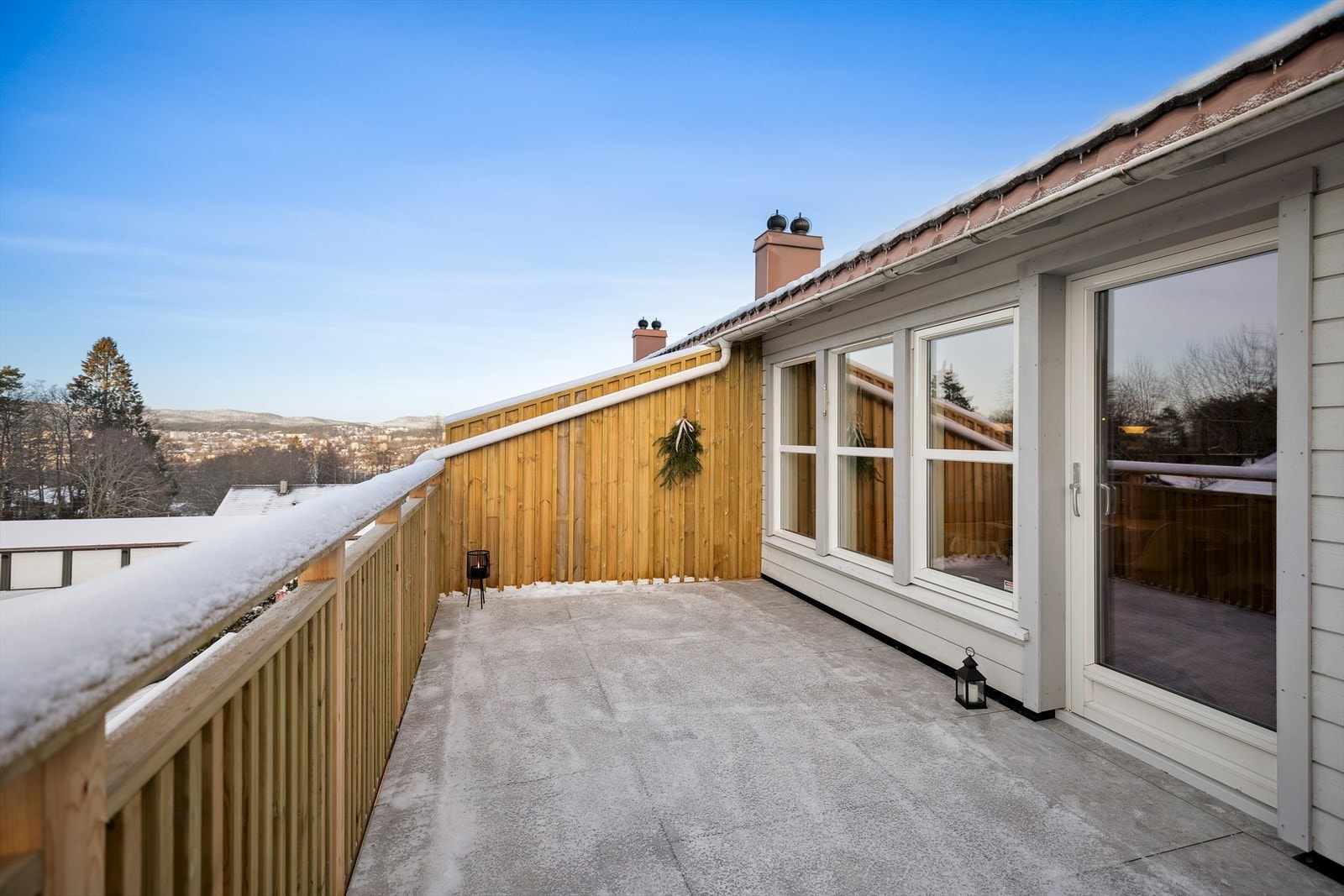 Terrassen er ypperlig for måltider under åpen himmel når været tillater det. Her kan sommerhalvåret nytes! Galleribilde