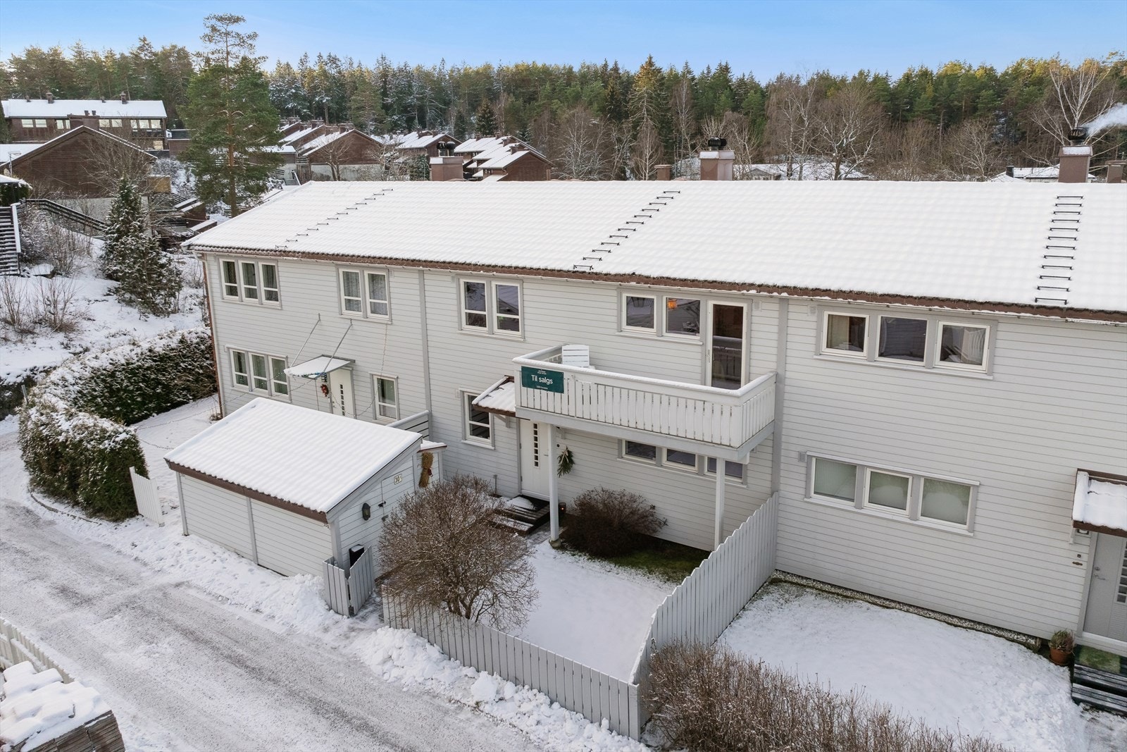 Boligen ligger i barnevennlige omgivelser med pent opparbeidede fellesarealer, lekeplasser for barn og asfalterte gangveier til boligene. Galleribilde