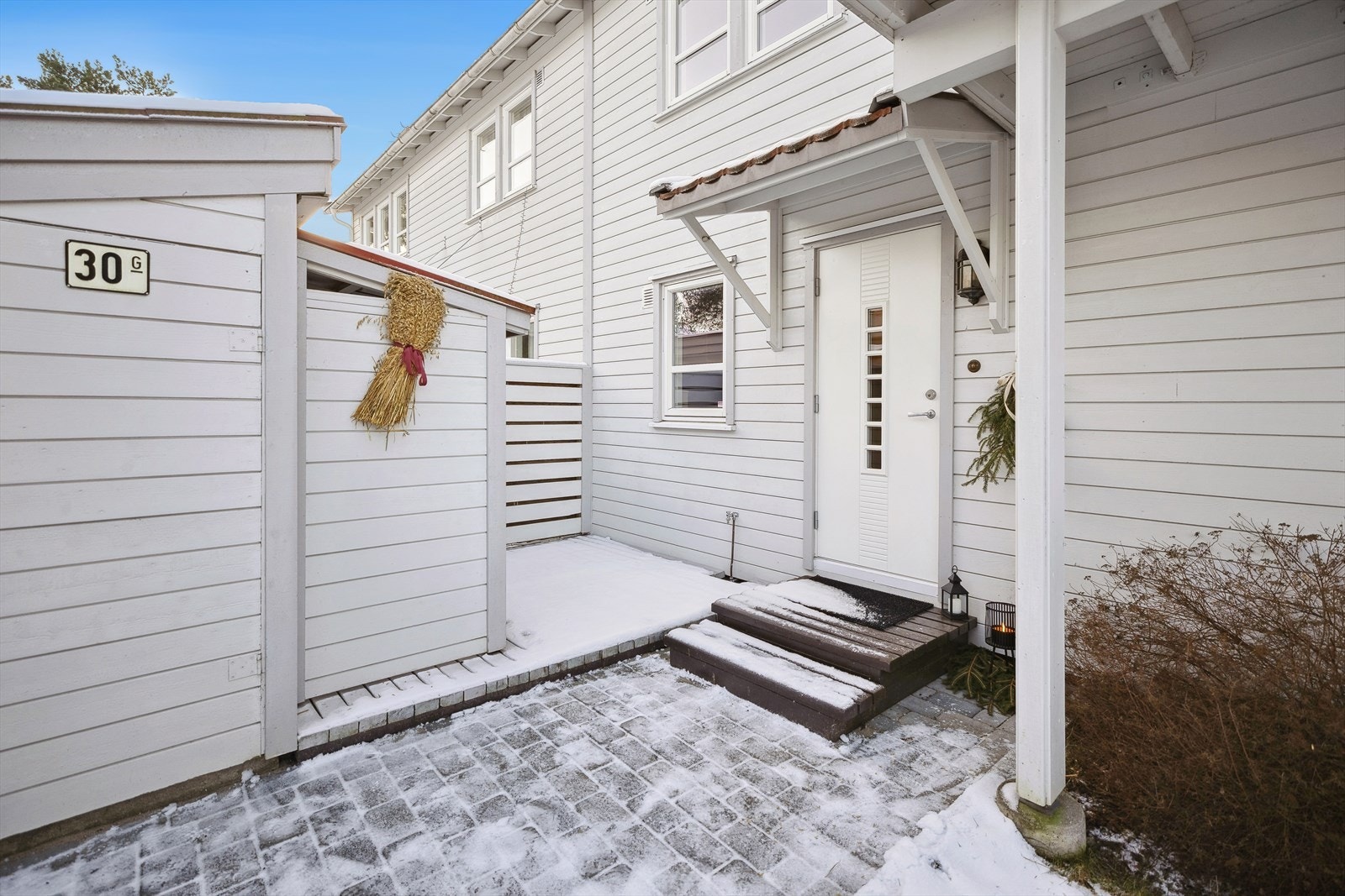 Man får umiddelbart et godt førsteinntrykk av boligen som har pent opparbeidet utearealer med terrasse (ca. 7,2 kvm), hage og utvendige boder. Galleribilde