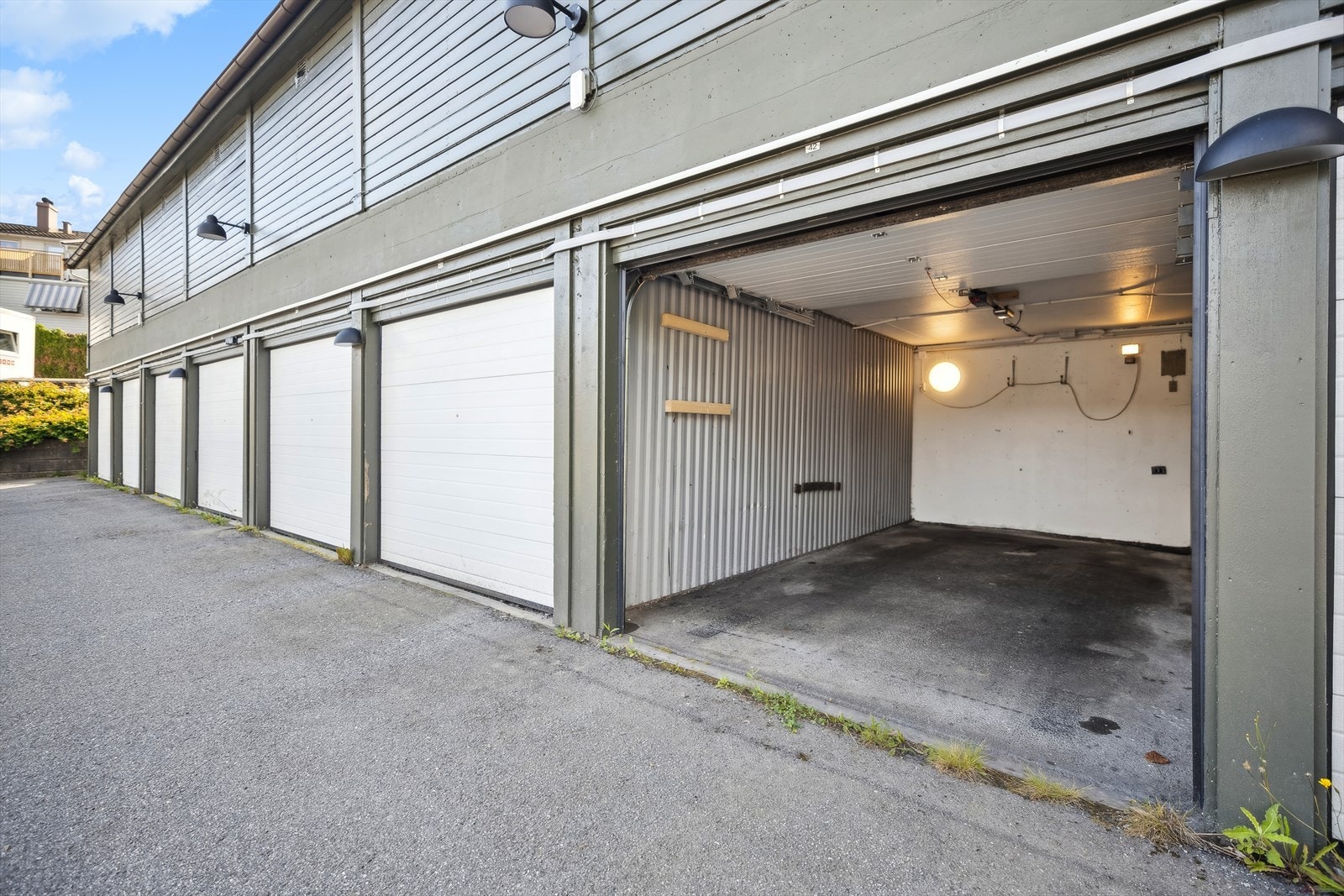 Garasje med elektrisk portåpner. Galleribilde