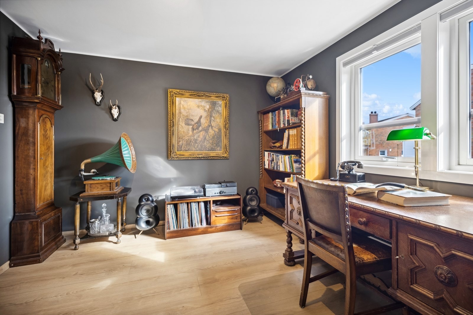 Her har du rikelig med plass til dobbeltseng, kommode, garderobeløsning og tilhørende møblement. Rommet kan enkelt innredes etter eget ønske. Alle soverommene vender ut mot rolige omgivelser. Galleribilde