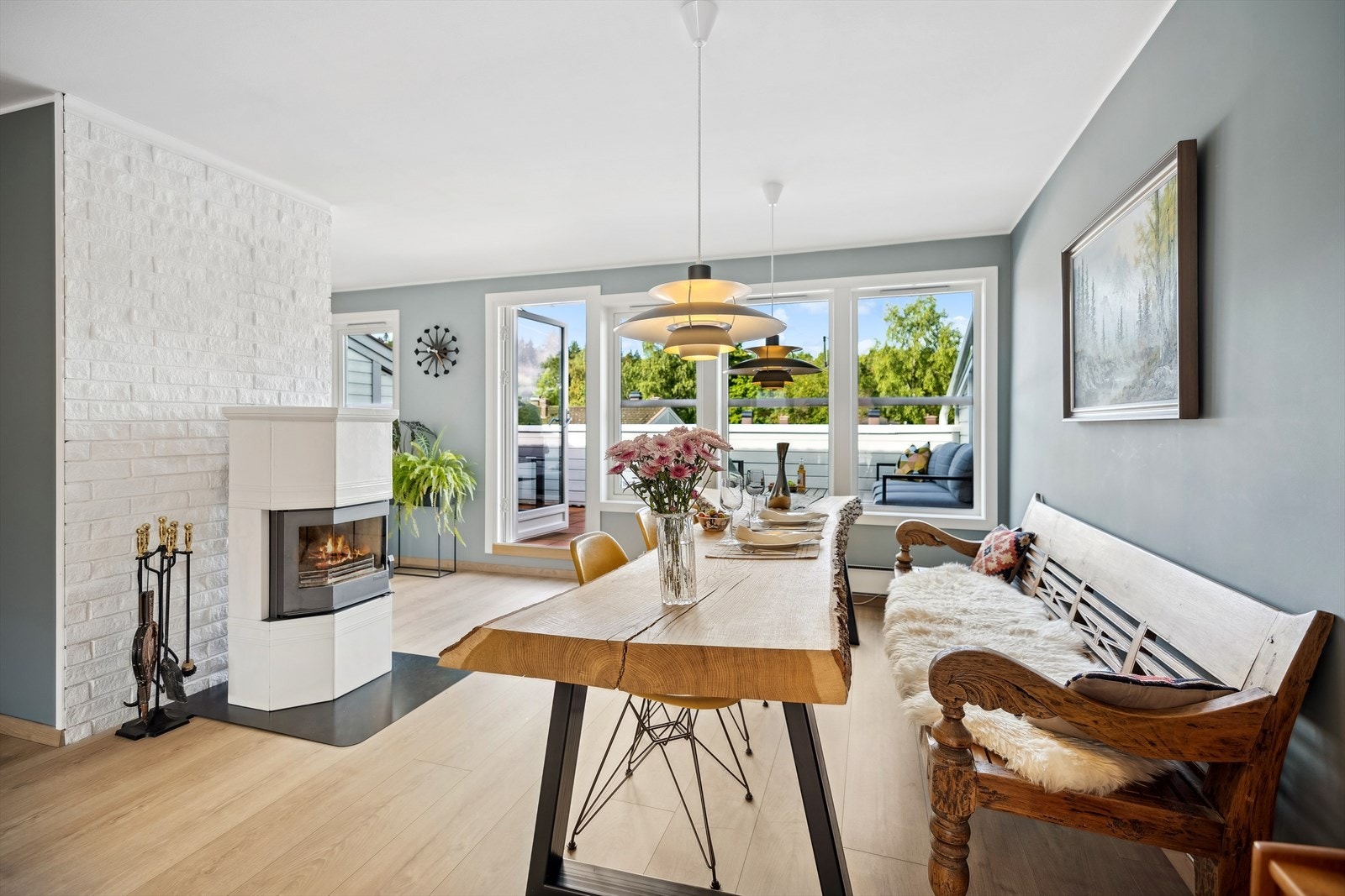 Dette rommet innbyr til avkobling, sosialt samvær og gode middager med venner og kjære. I stuen har du god plass til å innrede med sofa, bord, mediebenk, og spisebord. Galleribilde