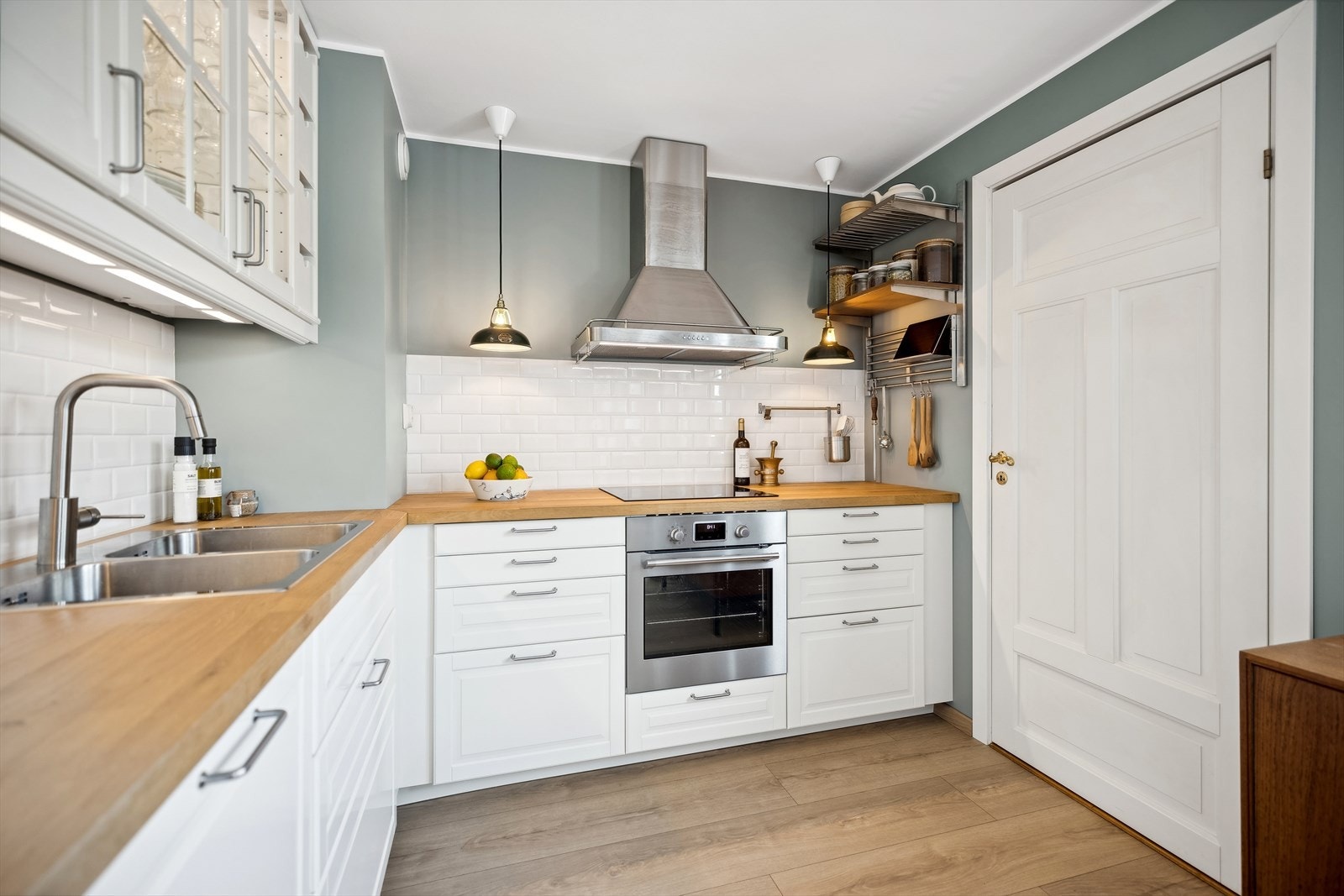 I tilknytning til kjøkkenet har du også lagringsplass "pantry", som gjør tørrlagring av matvarer enkelt. Galleribilde