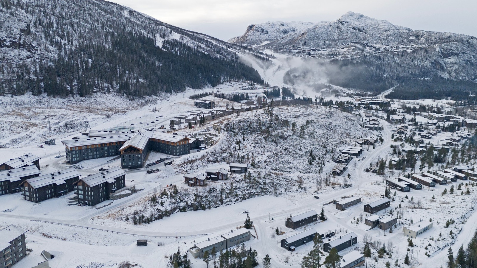 Her kan du glede deg til uforglemmelige skidager, utforske langrennsløypene, ta spennende sykkelturer i sommermånedene og oppleve fjellets skjønnhet om høsten. Galleribilde