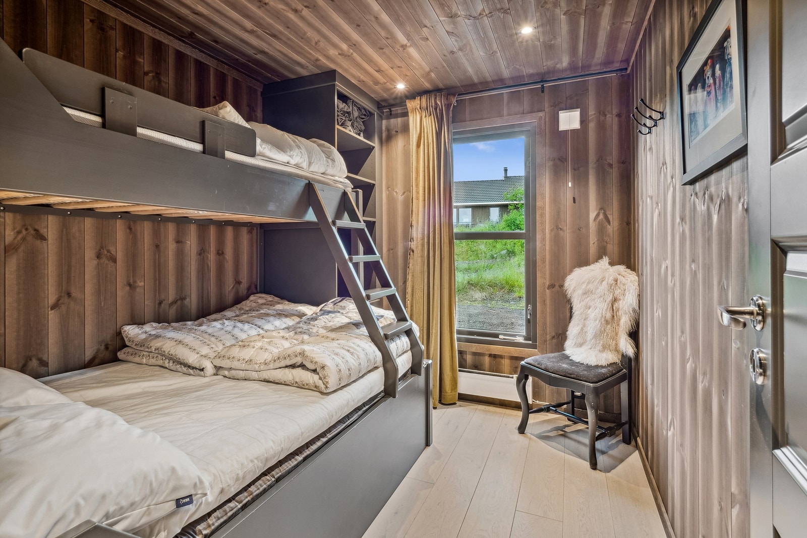 Det andre soverommet er innredet med familiekøye og en åpen garderobeløsning innerst i rommet. Galleribilde