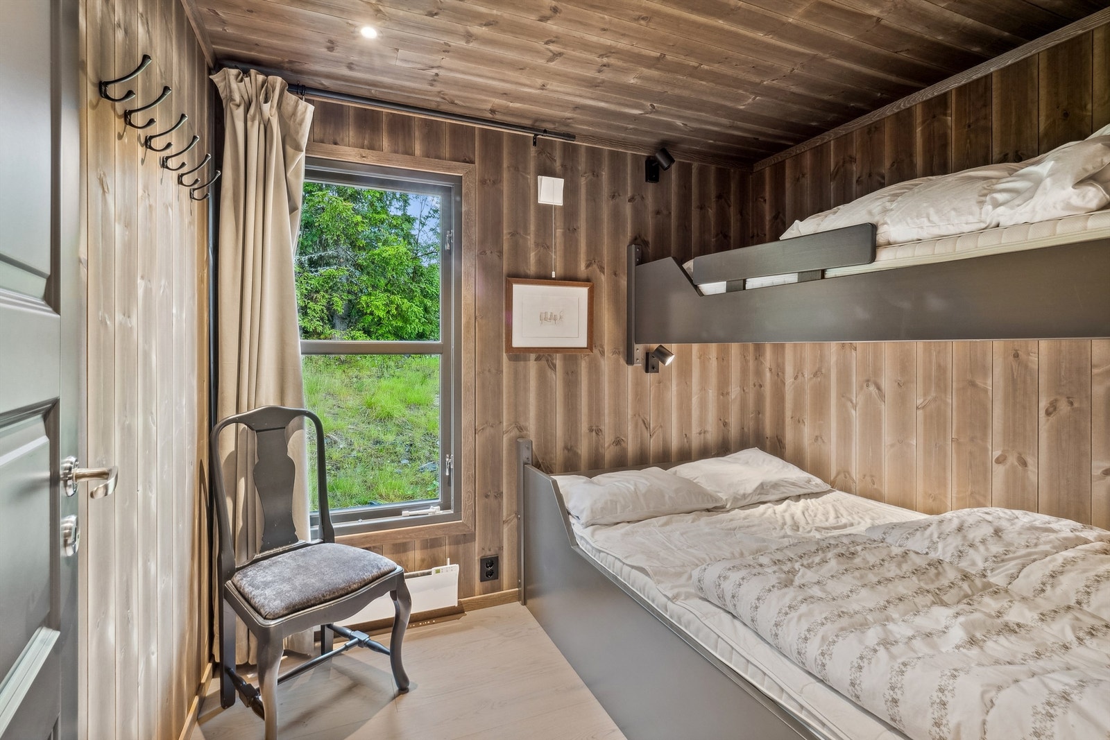 Det tredje soverommet har plassbygget dobbeltseng og plassbygget enkelkøye. Alle tre rommene har panelovn montert på vegg som varmekilde. Galleribilde