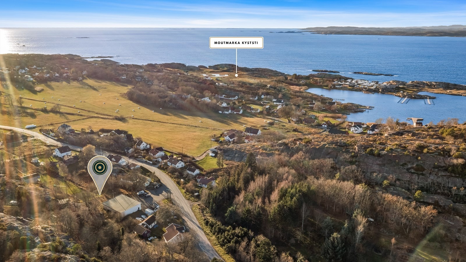 Tomten ligger tett innpå idylliske svaberg, småholmer og vakker natur. Galleribilde