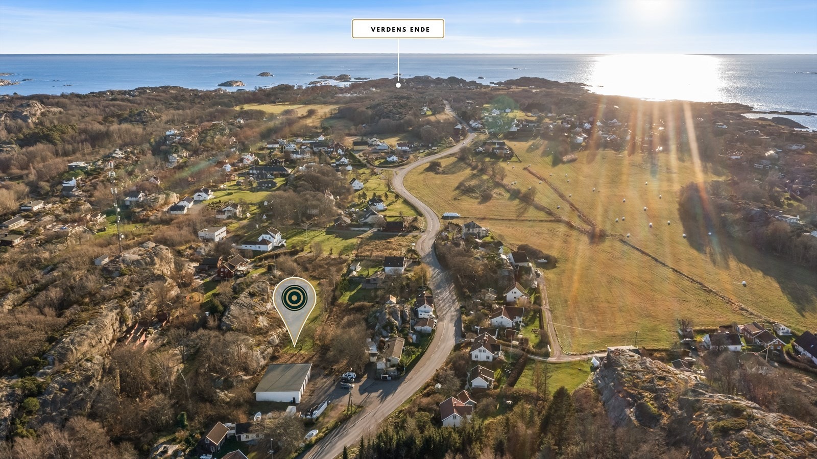 Tomten har en flott beliggenhet på Verdens Ende i Færder kommune. Her ligger Vippefyret som er blitt selve symbolet på Tjøme. Galleribilde