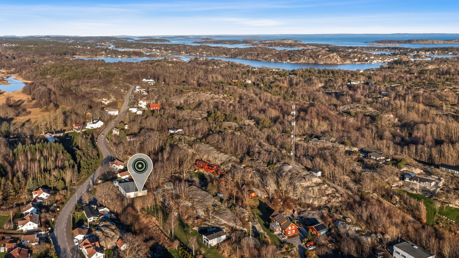 Kollektivtilbudet i området består av buss. Ved å benytte bil tar det ca. 25 min til Teie og 30 min til Tønsberg. Galleribilde
