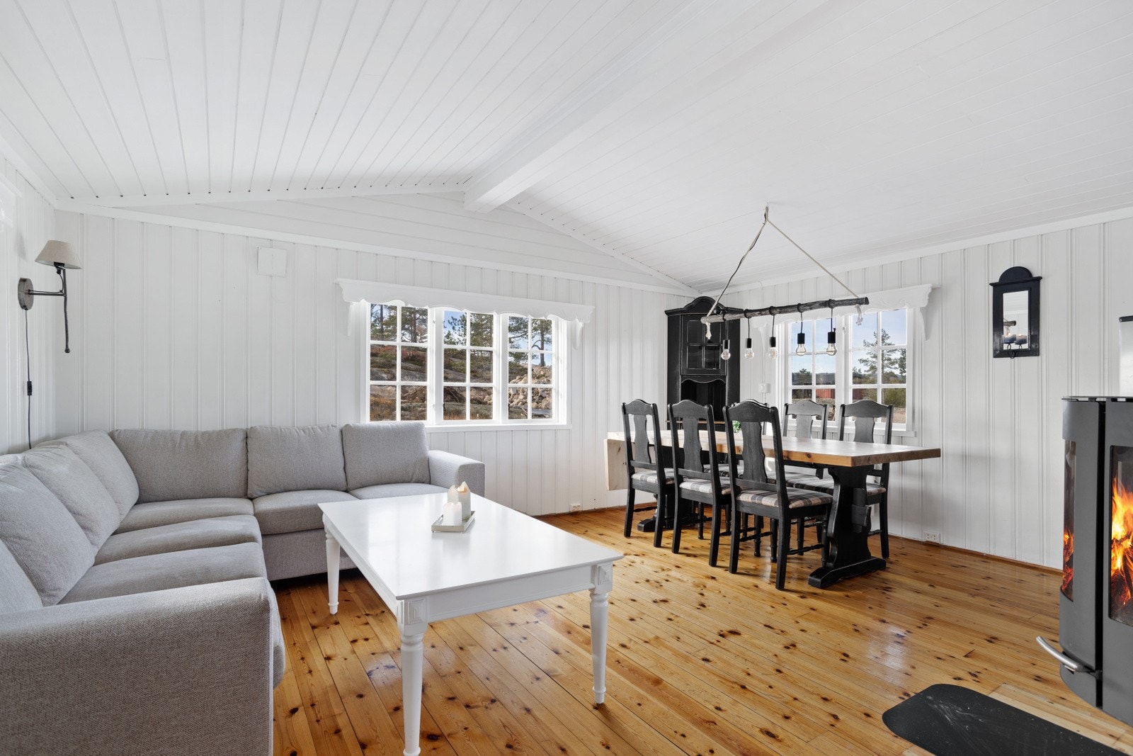 Rommet har plass til møblering av sofaløsning og spisebord. Galleribilde