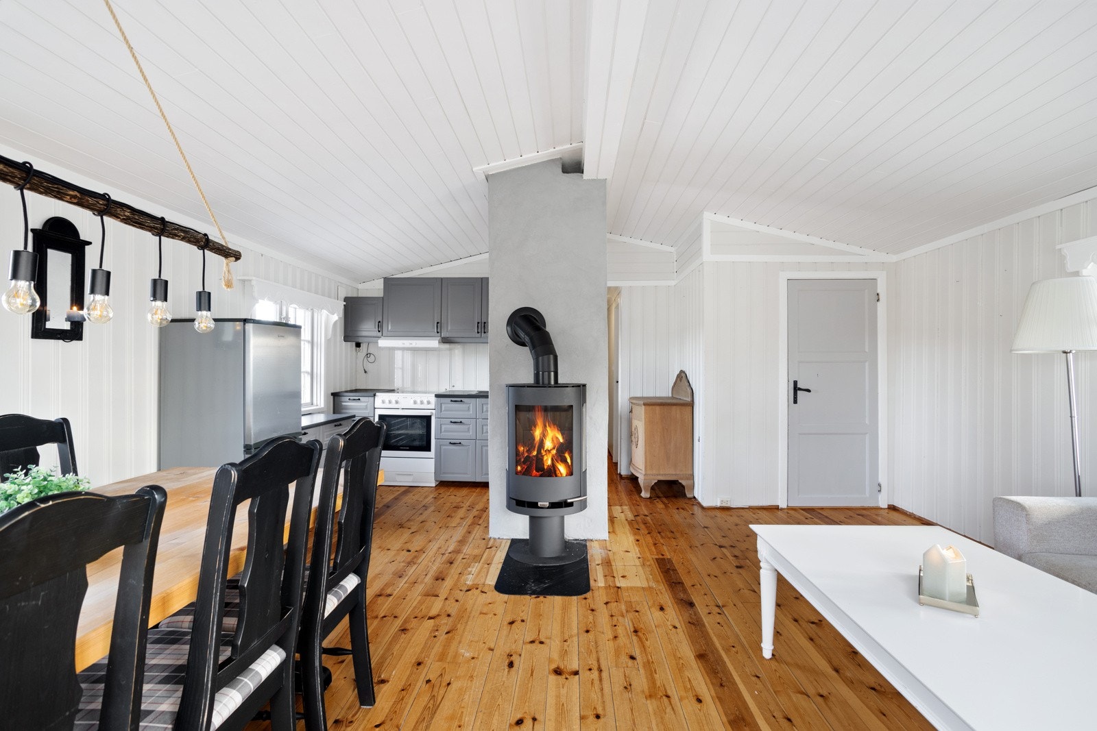Sentralt i rommet er det montert en moderne vedovn for ekstra varme og hygge. Galleribilde