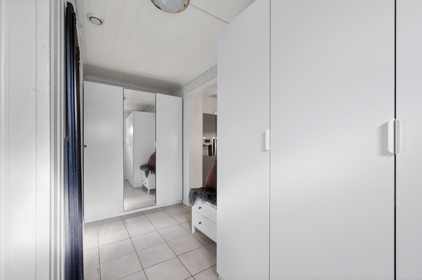 Fra gangen går du inn i kjøkkenet Galleribilde