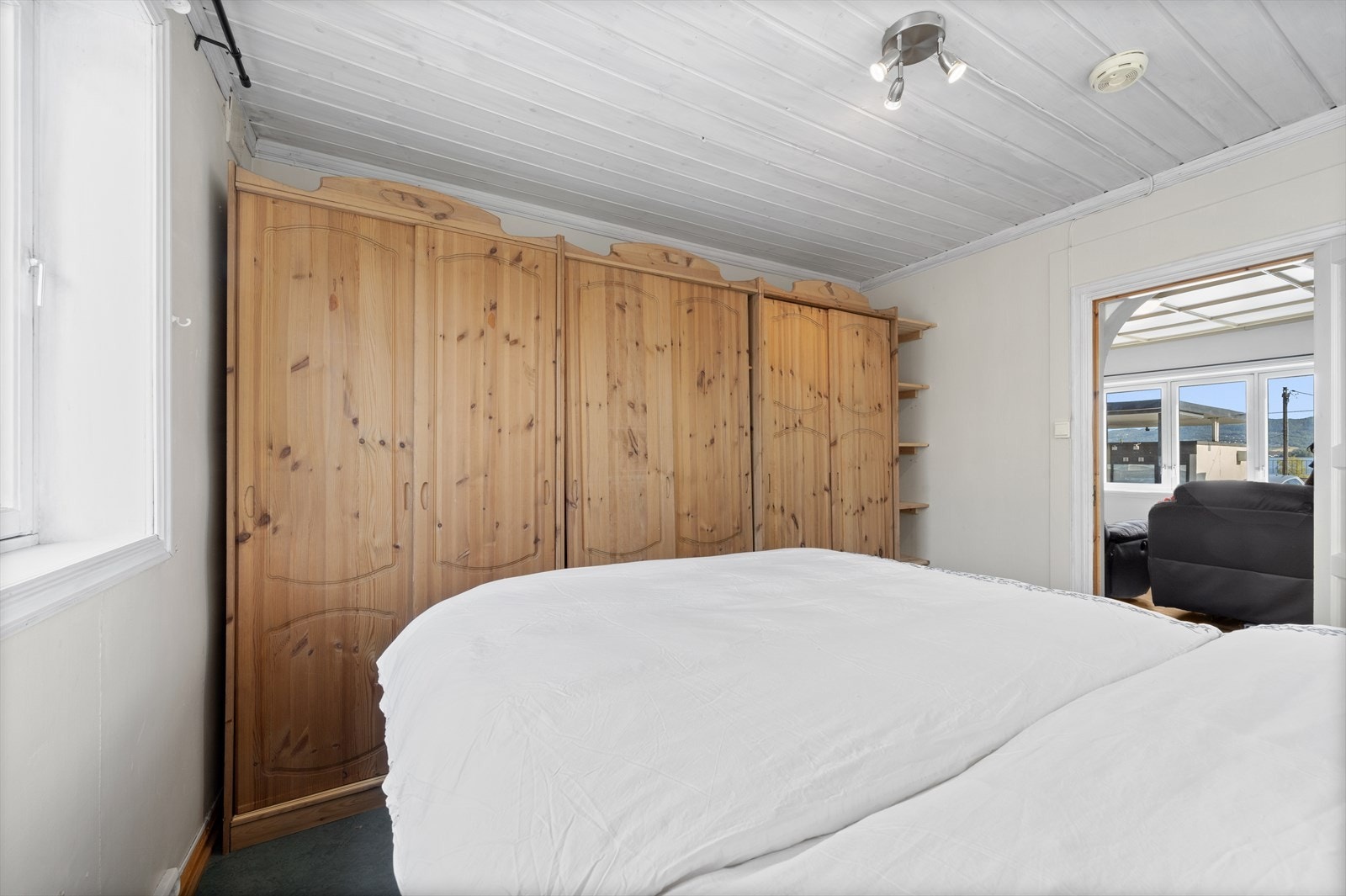 Hovedsoverommet har skaprekke og hylleløsning i den ene enden Galleribilde