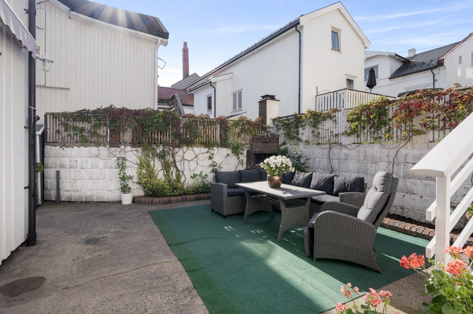 Felles gårdsplass til sittegruppe Galleribilde