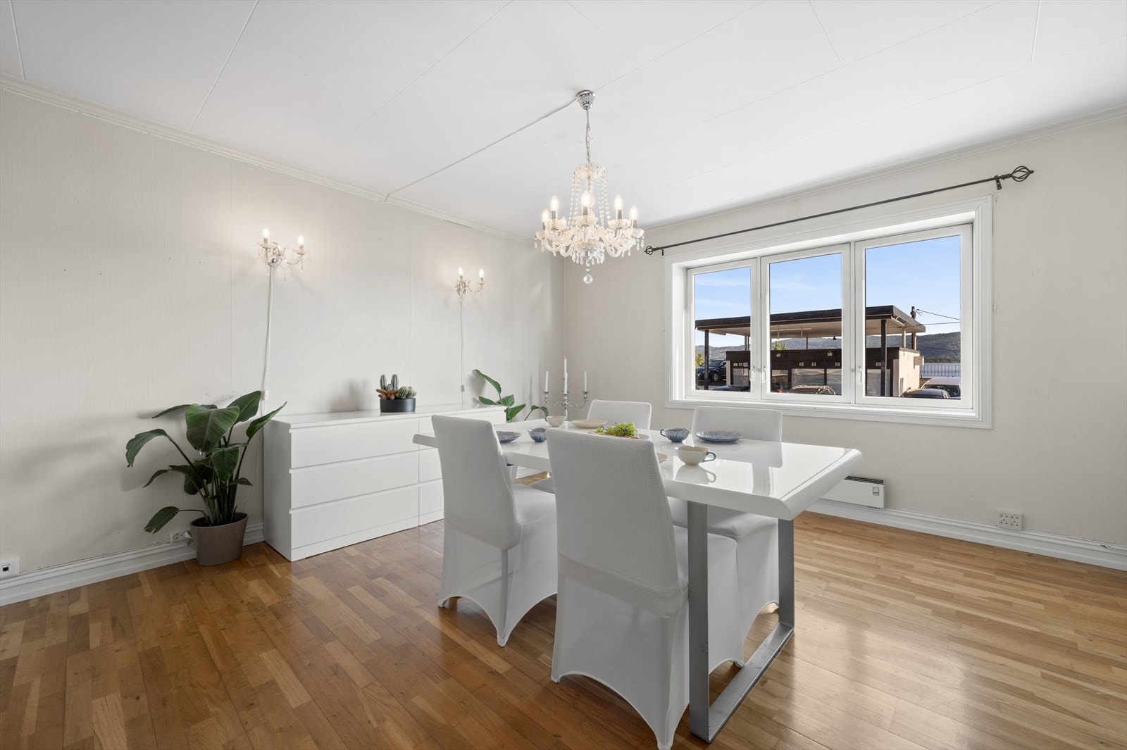 Spisestuen har parkett på gulv Galleribilde