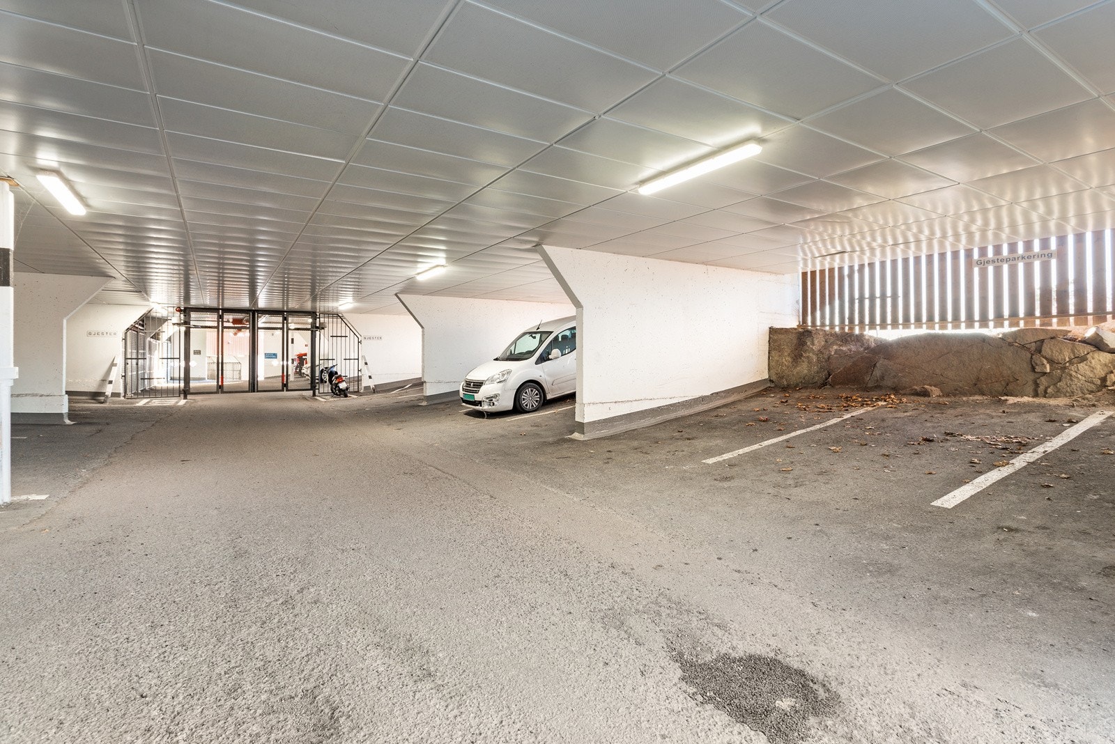 Med leiligheten følger en garasjeplass. Det er mulig å installere lader til elbil. Galleribilde
