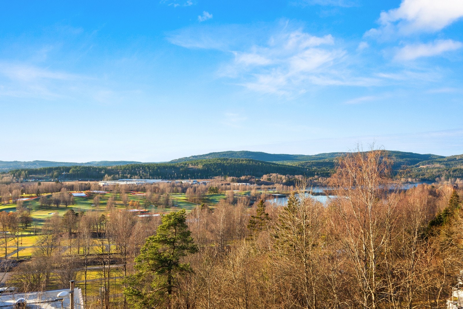 Stille og rolig, uten innsyn. Galleribilde